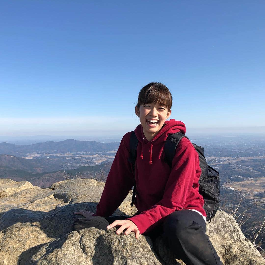 川田裕美さんのインスタグラム写真 - (川田裕美Instagram)「筑波山は初めての方にオススメ✨⛰標高は877ｍですが、見晴らしは素晴らしいです✨ 栞里ちゃん、途中完全に疲れてましたが、休憩とりつつ楽しく登りました🎵山頂の笑顔は最高に可愛いかったー✨」1月19日 22時45分 - hiromikawata163