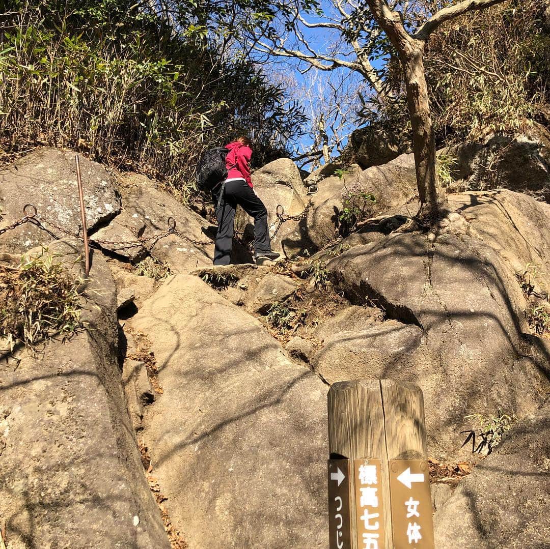 川田裕美さんのインスタグラム写真 - (川田裕美Instagram)「筑波山は初めての方にオススメ✨⛰標高は877ｍですが、見晴らしは素晴らしいです✨ 栞里ちゃん、途中完全に疲れてましたが、休憩とりつつ楽しく登りました🎵山頂の笑顔は最高に可愛いかったー✨」1月19日 22時45分 - hiromikawata163