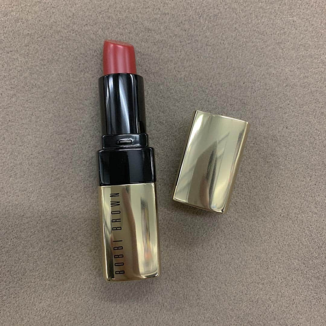 のインスタグラム：「💄﻿ オシャンスタ目指します✌︎🐷 ﻿ ﻿ ﻿ #ボビーブラウン﻿ #bobbibrown ﻿ #赤リップ」