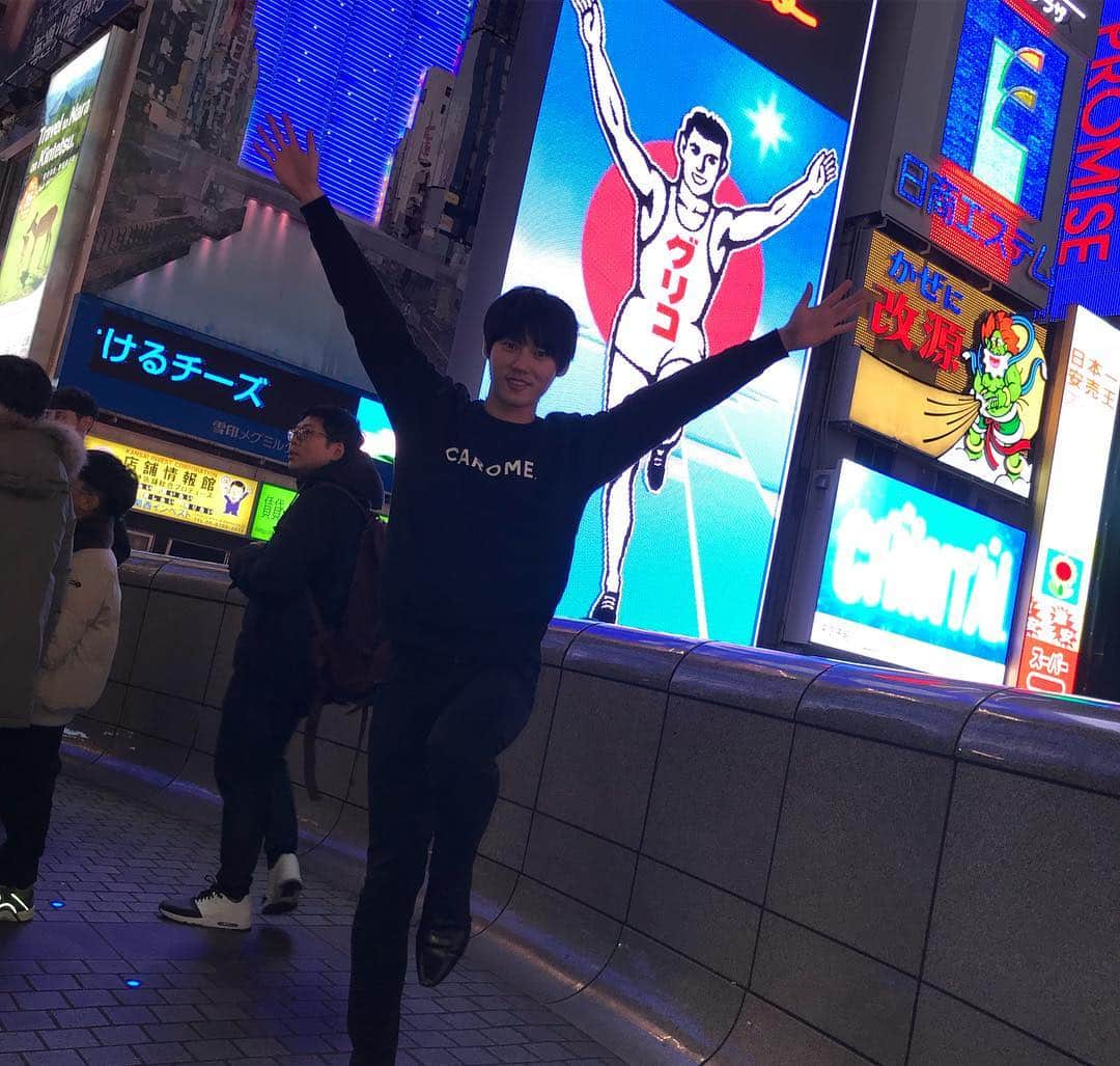 河野玄斗のインスタグラム：「大阪バタバタしててほとんど観光できなかったけど、無事グリコポーズ撮ってきた！シルエット完コピ！！！ 後、一部の方がダレノガレさんのプロデュースするスウェットって気付いててさすがだと思いました🙆  明日センター試験の人、残り一日がんばれ！！！」