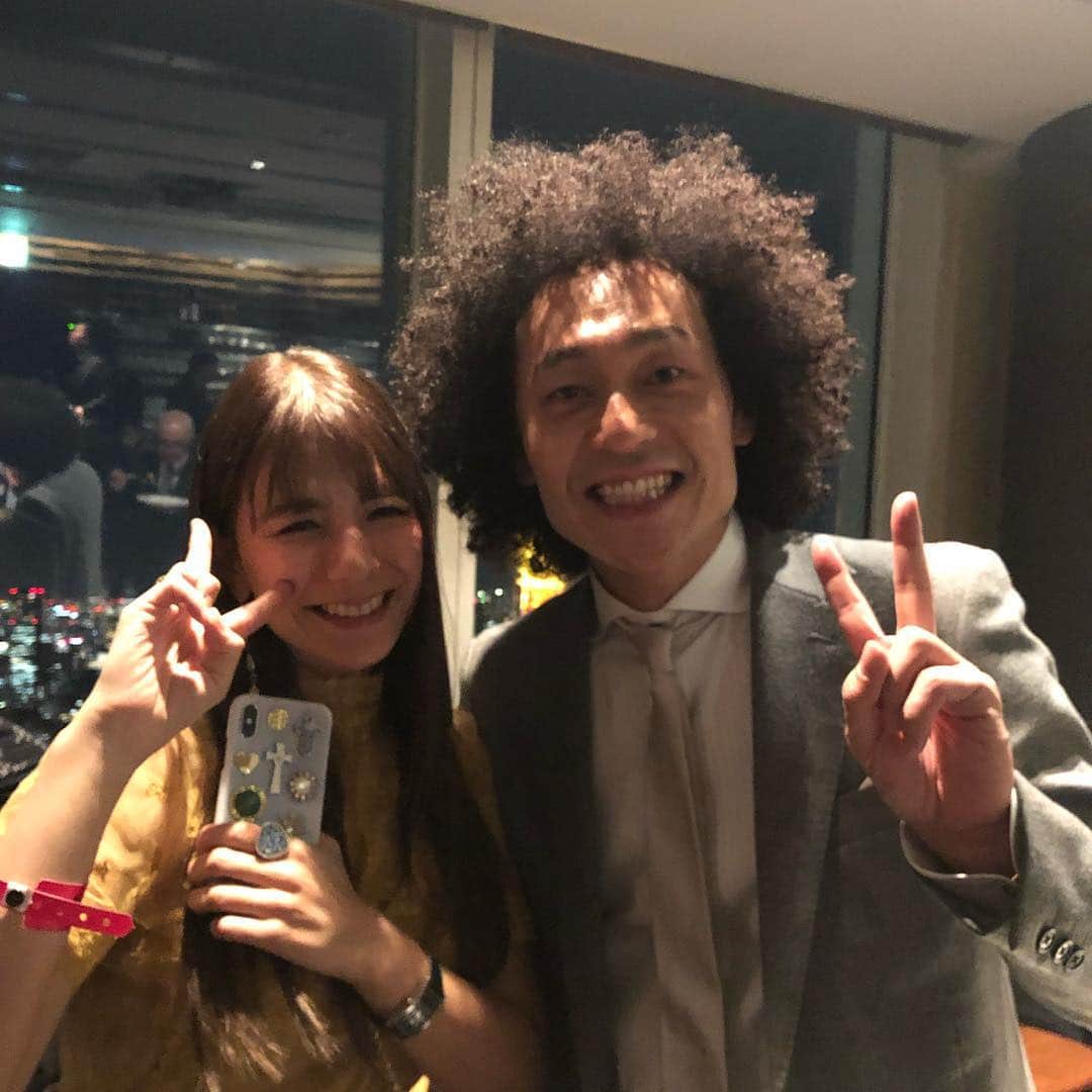ゴンのインスタグラム：「本当昔から変わらず、超良い人で可愛い^_^  昔、スザンヌ1人しか出てない深夜の生放送のインターネット番組中に寝た伝説を思い出しました(≧∀≦) #スザンヌ #ビックスモールン #ケイダッシュ #事務所の新年会」