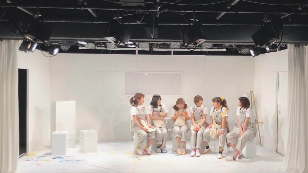 横川ユカのインスタグラム：「#菅生ゼミ休講のお知らせ  女子会のシーン。なんでもないよ～のポーズを毎公演出来るの楽しみにしてた。笑  #ミニサイズ #セルフィ #selfie #セルフポートレート #ポートレート #portrait #カメラ女子 #igers #igersjp #lovers_nippon_portrait #stage #actress #actor #菅生ゼミ休講のお知らせ #桃瀬ゆか #おゆか #スターフィールド劇場 #美大 #大学 #ゼミ #art #paint #ペンキ #fashionphotograpy #instafashion #Instagram #iphoneカメラ女子」