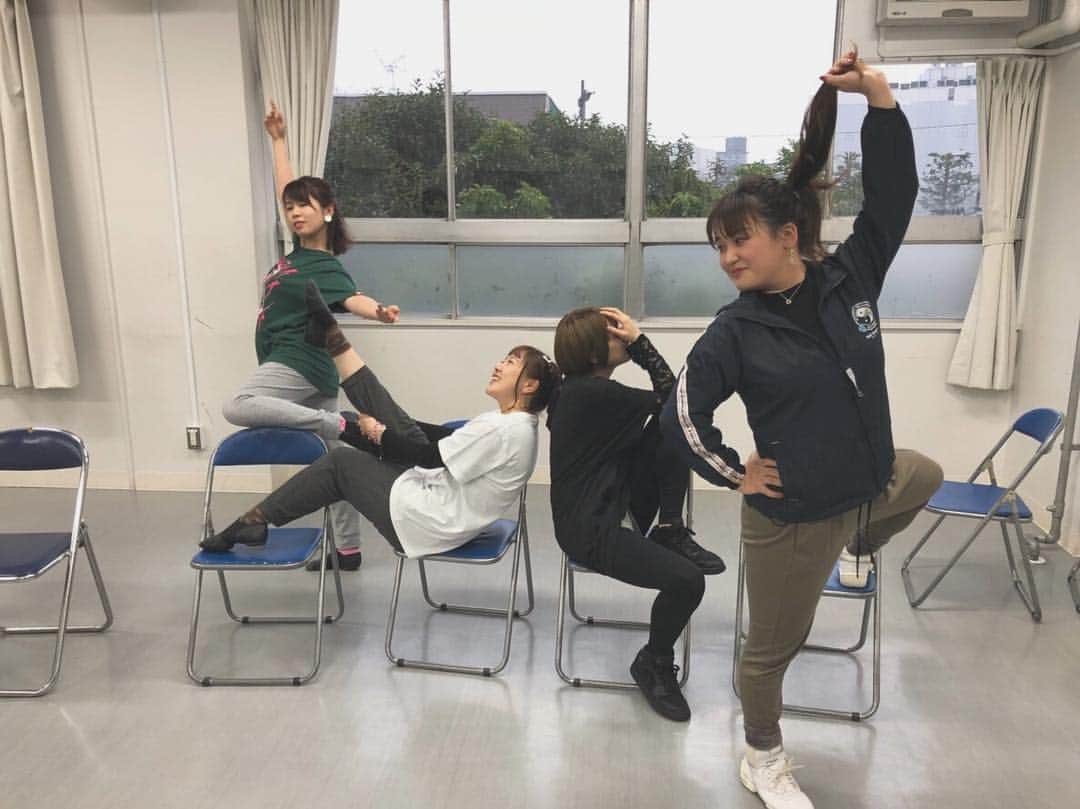 横川ユカのインスタグラム：「男子が来た時に2人の話してて｢なんでもないよ～｣って誤魔化し方。全員バージョンはないけど、こんな感じで作ってました。笑  #ミニサイズ #セルフィ #selfie #セルフポートレート #ポートレート #portrait #カメラ女子 #igers #igersjp #lovers_nippon_portrait #stage #actress #actor #菅生ゼミ休講のお知らせ #桃瀬ゆか #おゆか #スターフィールド劇場 #美大 #大学 #ゼミ #art #paint #ペンキ #fashionphotograpy #instafashion #Instagram #iphoneカメラ女子 #菅生ゼミ休講のお知らせ」