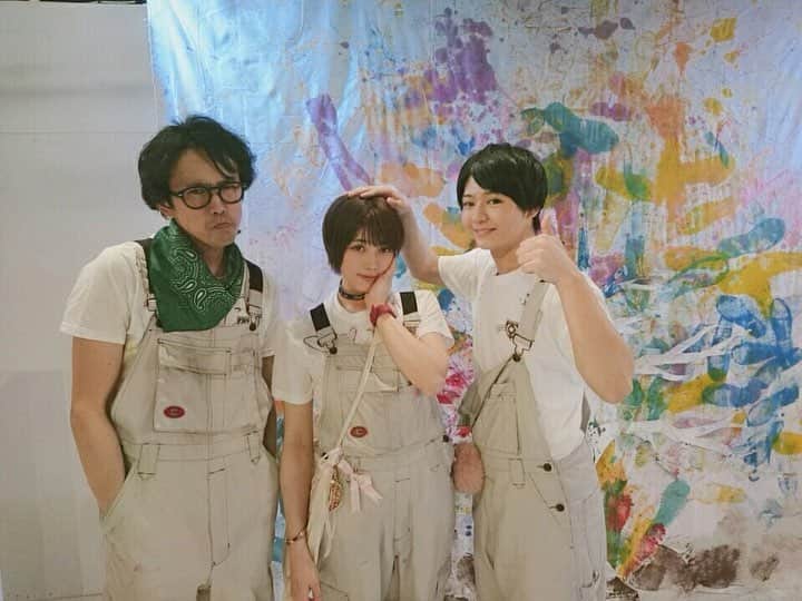 横川ユカのインスタグラム：「千秋楽後、舞台上で写真タイム。たくさんある～( ¨̮ )  1枚目は桃瀬と縁のあるふたり。笑 ゆってぃ(坂内勇気さん) おゆか(横川ユカ) 一茶(松岡拓弥くん) お二人にはすごくお世話になりました！ うっちーさんはキャピキャピしてる私たちを微笑ましく愛のあるツッコミをしながら見守ってくれてた。 たくは3年ぶりの共演(セカキュー2016)。今回は1番絡み役だったけど、たくじゃなかったらあんな自由な桃瀬できなかった。楽しかった。ありがとう。  そして2,3枚目はしみりか(幡りかちゃん)とちゅー(本多礼奈ちゃん)が自撮りしてるところに一緒に写ってたのを知らなかった写真。写真貰ってから気づいたよ。笑  ぶり(内藤ぶりちゃん)と私。 ぶりは本当まとめてくれた。チームを。ゼミのみんなを。出来た子だよ。3つも年下よ。笑 そして酔うと寝る。笑  #happy #セルフィ #selfie #セルフポートレート #ポートレート #portrait #カメラ女子 #igers #igersjp #lovers_nippon_portrait #stage #actress #actor #菅生ゼミ休講のお知らせ #桃瀬ゆか #おゆか #スターフィールド劇場 #美大 #大学 #ゼミ #art #paint #ペンキ #fashionphotograpy #instafashion #Instagram #iphoneカメラ女子 #菅生ゼミ休講のお知らせ」
