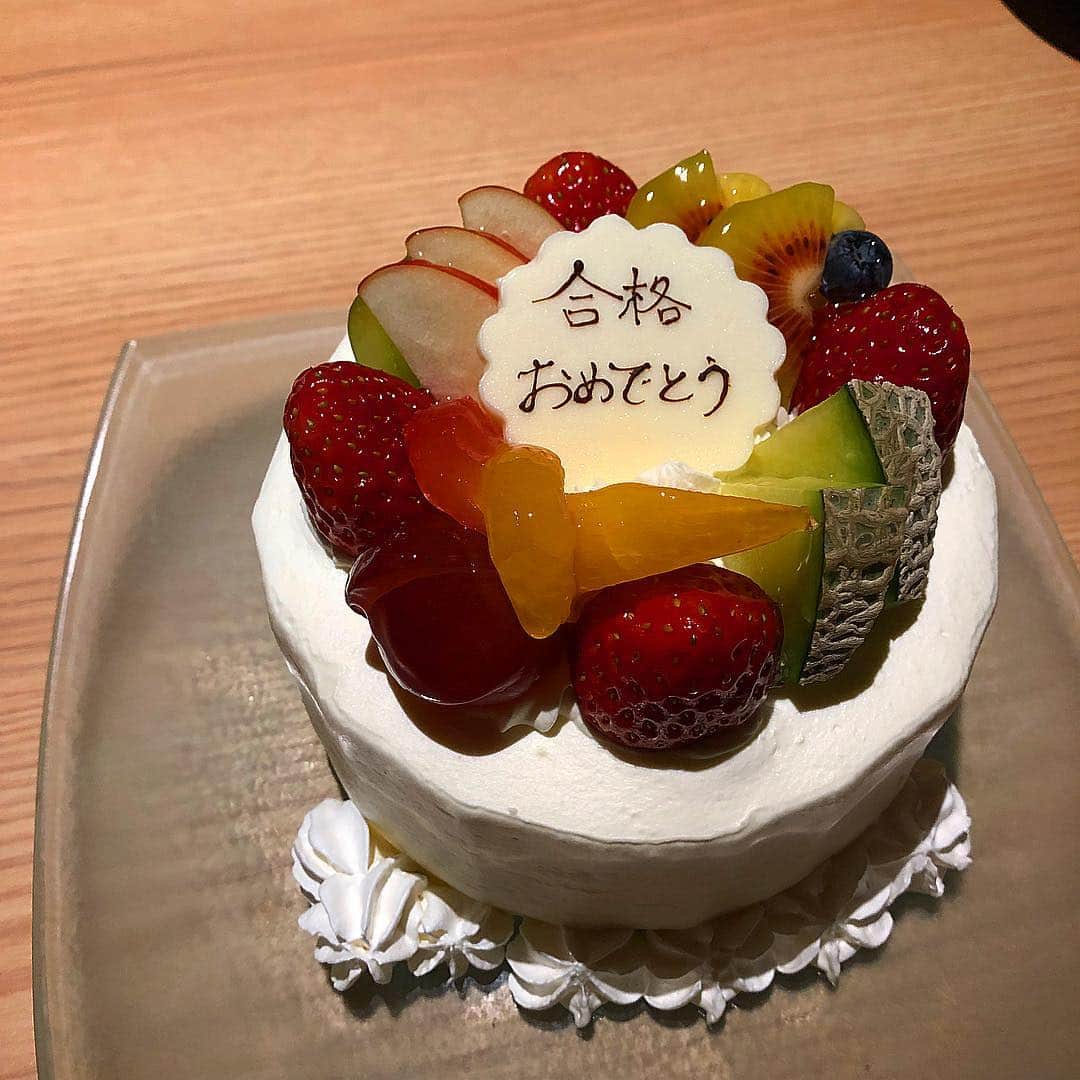 知床漁場新大阪店さんのインスタグラム写真 - (知床漁場新大阪店Instagram)「こんばんは！！！ 今日も元気に営業していました北海道知床漁場新大阪店です☺️ . 今日はセンター試験でしたね😳 本日はお客様のご要望でこちらでケーキをお出ししました😽 このように皆様も大切な方のお祝い事を知床漁場新大阪店で一緒にお祝いしませんか？？🤔 きっと良いお祝いになること間違いなしです🍾❤︎ 是非お待ちしております❣️ . #北海道 #知床漁場 #新大阪店 #新大阪 #新大阪駅 #新大阪グルメ #駅近 #個室 #個室居酒屋 #忘年会 #新年会 #送別会 #北海道料理 #北海道グルメ #美味しい #新鮮 #海鮮 #海鮮丼 #海鮮グルメ #ホタテ #賄い丼 #まかない丼 #海の幸 #〆 #焼酎 #カニ鍋 #コース #ケーキ #サプライズ #合格」1月20日 0時30分 - shiretoko.shinosaka