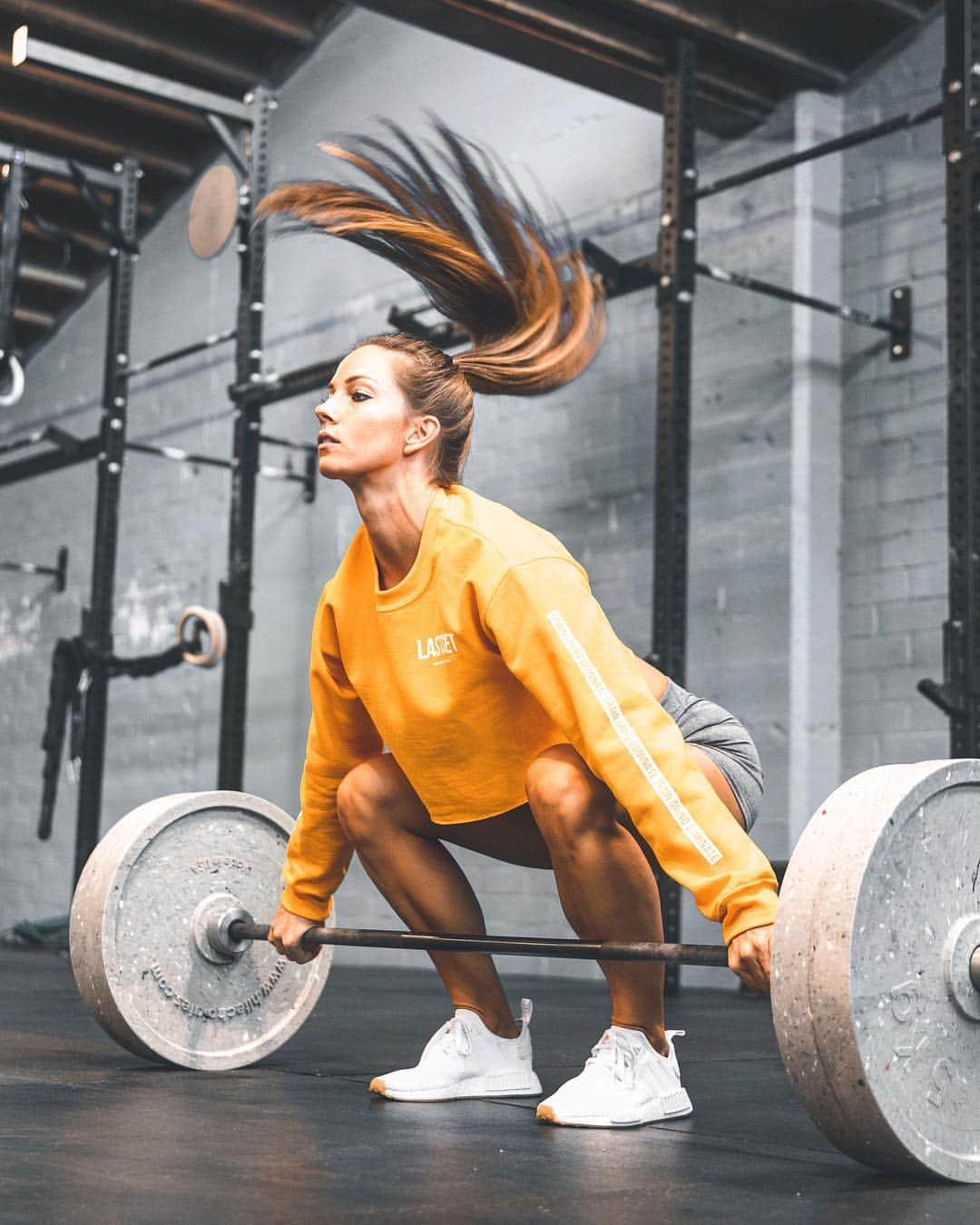 Janna Breslinさんのインスタグラム写真 - (Janna BreslinInstagram)「Hair flip: always on point 💁🏻‍♀️ Barbell lifts: not so much 🏋🏻‍♀️ But getting better! I’m asked frequently if my app 📲 incorporates barbell lifts like these (snatch, clean, etc). NO, It doesn’t! I built the workouts specifically so that you need minimal equipment and anyone can do them 🙌🏻 Gym or at home! - FOR LESS THAN 2$ A WEEK 🤯‼️ you can workout with me and smash your fitness goals! Hit that bio link! - iOS App Details: ✅ For females & males of ALL levels welcome! ✅ Daily workouts you can do at home or in the gym with minimal equipment to build muscle 💪🏻 and get lean 🔥 ✅ Instructional videos for every exercise ✅ TONS of my personal FAVORITE go-to healthy recipes for every meal of the day, including sweets!! ✅ Private in-app community feed, so we can all share our progress with each other... and so much more! ———————————————————————— #muscle #goals #workout #transformation #fitbody #healthybody #healthymind #fitlife #gymlife #sweateveryday」1月20日 2時23分 - jannabreslin