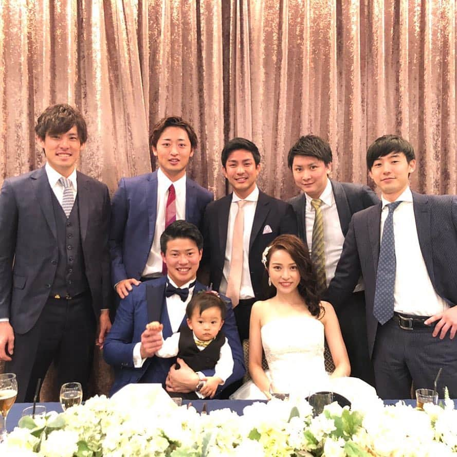 白村明弘のインスタグラム：「おつかれさまです！今日は大学からの親友の結婚式でした^_^ 幸せそうなタカを見れてよかった！！ 末永くお幸せに！！ なっしーもいます！笑笑 親友と親友ってどうしても仲良くしてほしくて紹介したら、結婚式に来るほど仲良くなりました^_^笑  #結婚式 #親友 #おめでとう #高梨裕稔  #白村明弘」