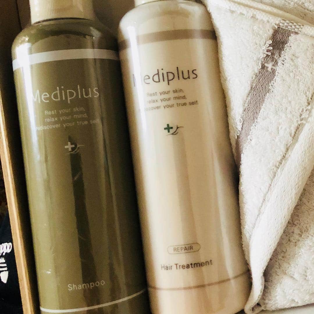 大桑マイミさんのインスタグラム写真 - (大桑マイミInstagram)「そんなに〜見た目は変わらないのだけれど髪を15cmくらいきりました。傷んでいた毛先を切ったからスッキリ。 アレンジもしやすく扱い易い。髪の毛もとても乾燥しているのでメディプラスシャンプー&トリートメントで毎日頭皮ケアと髪の毛に保湿。  優秀。  美髪目指すぞ。 #頭皮ノーストレス #ストレスフリー #メディプラス #タオルにもこだわりあり  @mediplus_official」1月20日 13時29分 - maimiokuwa