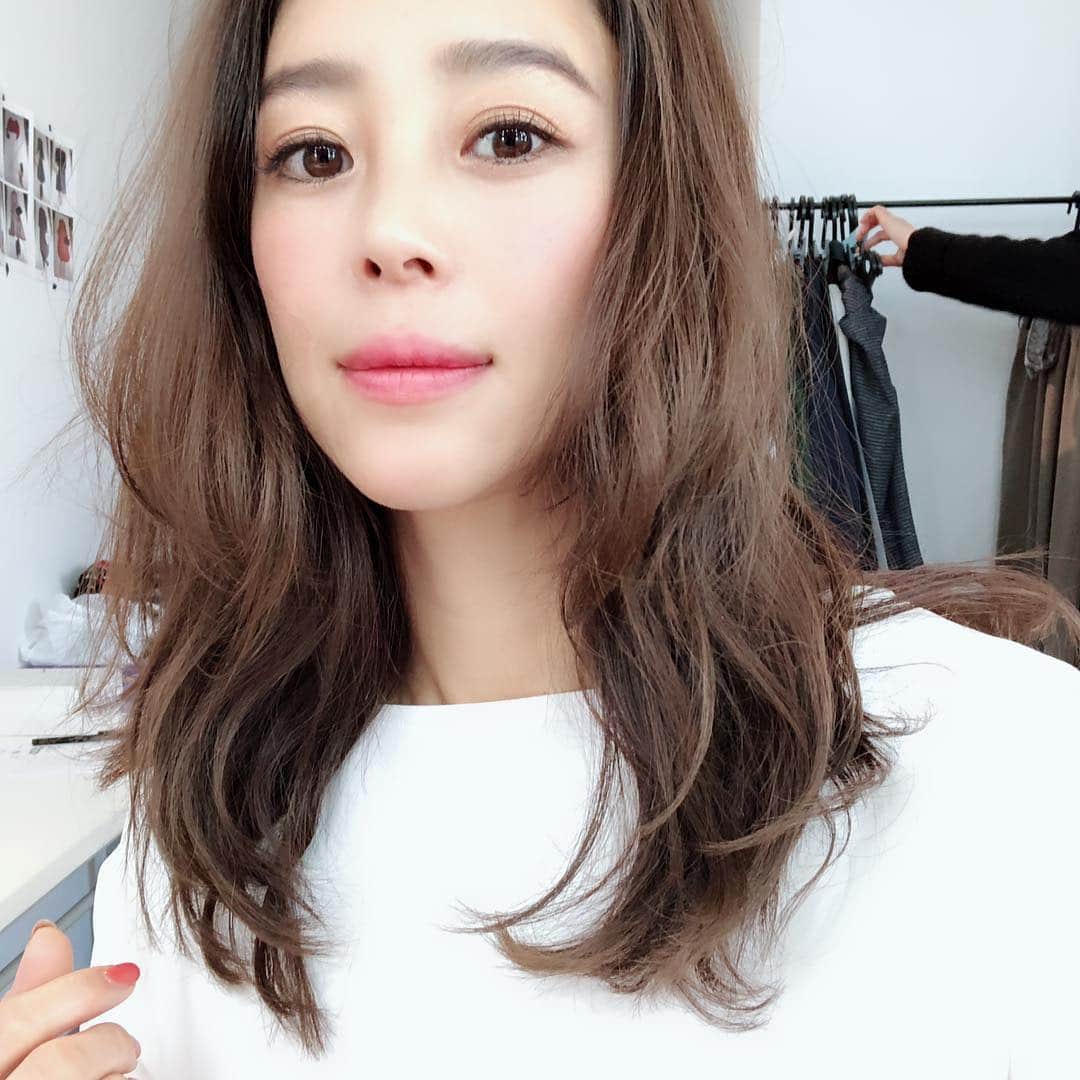 大桑マイミのインスタグラム：「そんなに〜見た目は変わらないのだけれど髪を15cmくらいきりました。傷んでいた毛先を切ったからスッキリ。 アレンジもしやすく扱い易い。髪の毛もとても乾燥しているのでメディプラスシャンプー&トリートメントで毎日頭皮ケアと髪の毛に保湿。  優秀。  美髪目指すぞ。 #頭皮ノーストレス #ストレスフリー #メディプラス #タオルにもこだわりあり  @mediplus_official」