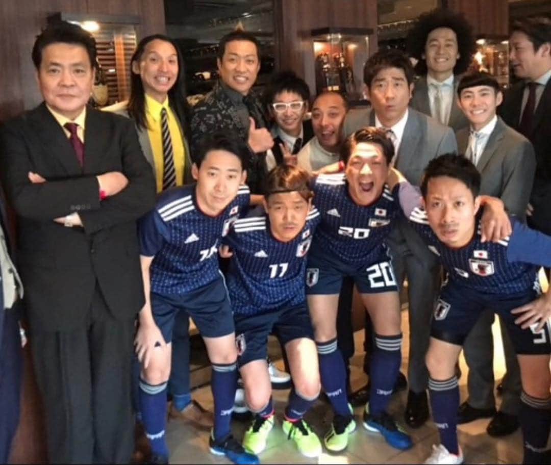 ゴンのインスタグラム：「そっくりさんの方がレアな空間は日本にそう無いよね。。 #島崎俊郎 さん #元木大介 さん #原口 さん #はなわさん #できたくん #トムブラウン #ものまねJAPAN #ビックスモールン #ケイダッシュ #事務所の新年会」