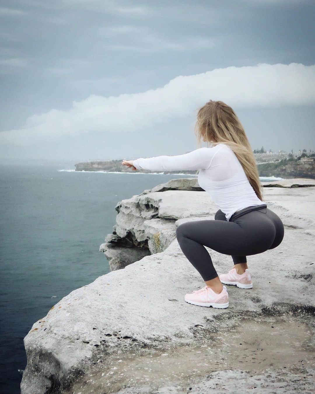 Anna Nyströmさんのインスタグラム写真 - (Anna NyströmInstagram)「I’m super excited to finally be able to reveal one of my secret projects! I’ve been collaborating with PT Online on a fitness app! 💪🏻 The app features over 700 different filmed exercises, and you can tailor your own workout program or let the app do it for you based on a number of things, like experience, goals, mobility and physique! Plus you can check out all my favourite exercises and see me do them (I was sooo tired after filming all that 😅) Click on the link in my bio for more info and download the free trial, I promise you’re gonna love it! 😘💗」1月20日 5時07分 - annanystrom