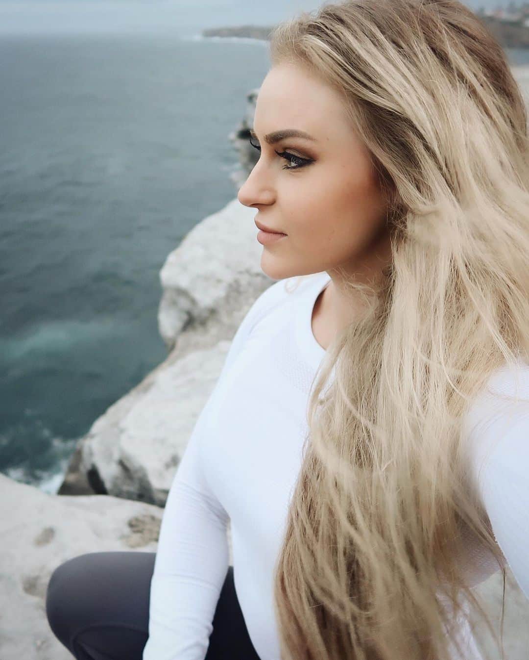 Anna Nyströmさんのインスタグラム写真 - (Anna NyströmInstagram)「I’m super excited to finally be able to reveal one of my secret projects! I’ve been collaborating with PT Online on a fitness app! 💪🏻 The app features over 700 different filmed exercises, and you can tailor your own workout program or let the app do it for you based on a number of things, like experience, goals, mobility and physique! Plus you can check out all my favourite exercises and see me do them (I was sooo tired after filming all that 😅) Click on the link in my bio for more info and download the free trial, I promise you’re gonna love it! 😘💗」1月20日 5時07分 - annanystrom