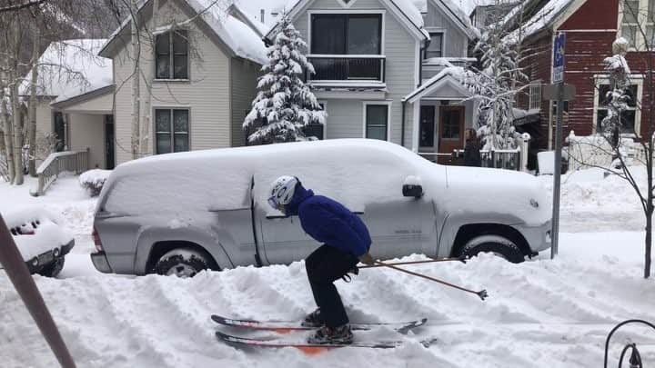 ジェフ・マクフェトリッジのインスタグラム：「ski town commute INTO THE PIT 📷 @osterstyle powderday @goldwin_official」