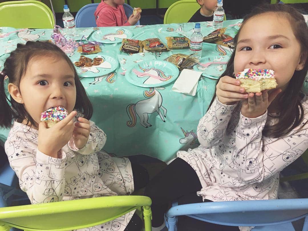 バイリンガル3兄妹のインスタグラム：「お華さんのクラスメイトのお誕生日会でジムに行ってきたよ♡﻿ ﻿ トランポリンとか平均台があるようなジムで、指導者付きで子供達を遊ばせてくれるパーティープラン！！﻿ ﻿ いいよね、こういうの♡﻿ ﻿ 子供達だけでジムエリアに入って親は横で見てていいんだけど﻿ ﻿ お華さんさんはやっぱり﻿ 「マミと一緒にここにいる」ってジムエリアには一切入らなかったよ😂﻿ ﻿ お誕生日ケーキは…﻿ 甘々のスポンジに、たっぷりのこれまた甘々のフロスト…ってのがアメリカの定番だけど﻿ ﻿ 今回のは大きなドーナツケーキだったの！﻿ ﻿ ドーナツ部分が柔らかくて甘すぎず﻿ かなり美味しかった…！！﻿ ﻿ また食べたいわぁ♡﻿ ﻿ ﻿ ﻿ ﻿」