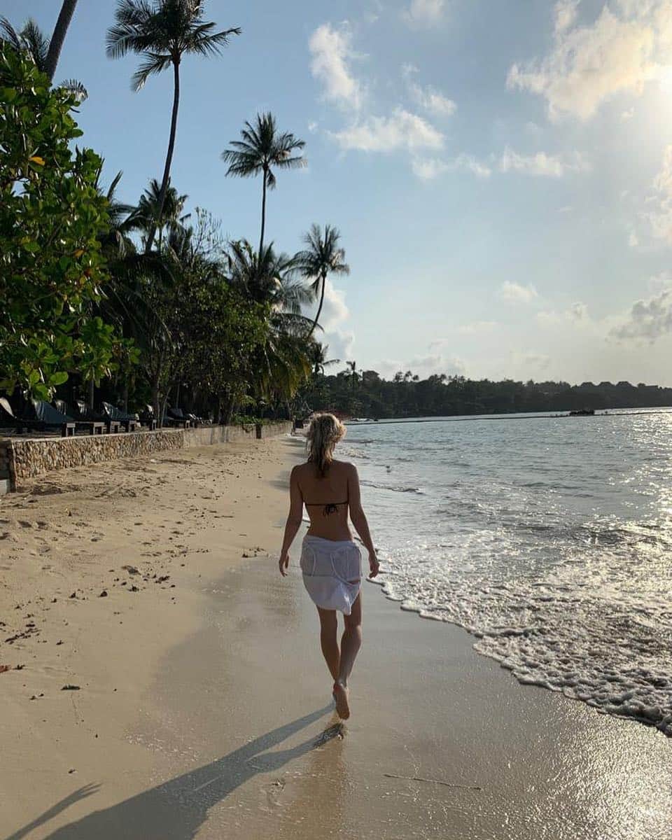 サッシャ・ジャクソンのインスタグラム：「#morning #walk ... feeling like a very grateful and very lucky girl ... #thailand I, officially, love you 😍 . . How is everyone around this incredibly #beautiful #earth that we get to call #home ? Update me guys! . . Massive #love and #light to you all xoxo . . #vacation #holiday #love #sun #ocean #sea #sand #beach #travel #gratitude #happy #missyou #loveyou」