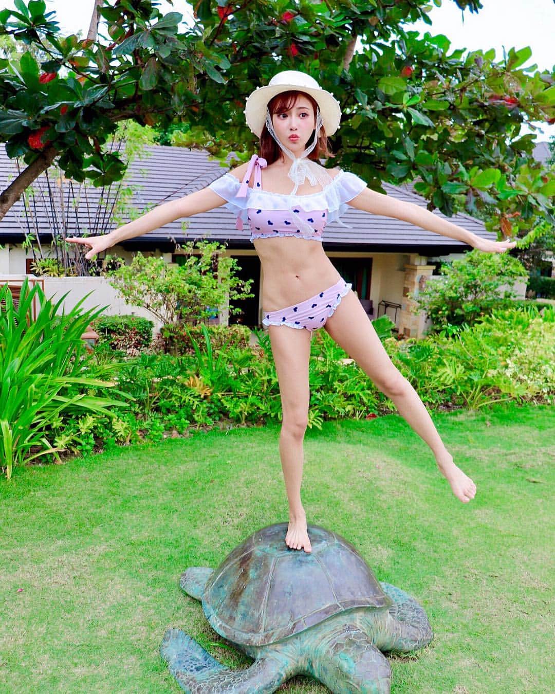 明日花キララのインスタグラム：「. Good morning ! 🐢🌼 #体幹 #亀頭」