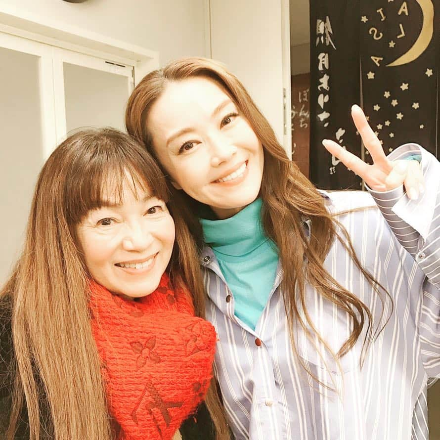 観月ありささんのインスタグラム写真 - (観月ありさInstagram)「昨日は藤真利子さんが初日心配だから！と早速駆けつけてくれました！ 吉原炎上で共演後いつも母のように私の事を大切に思ってくれる大先輩！！！ 女優としての経験や考え表現力や技術いつも様々な事を学ばせて貰っています！的確なアドバイスもして下さって有難いです😊 中々、同業者で色んな事を教えてくれる関係は無いと思います。 素敵な出会いに感謝です。マリ姉いつも有難うね❤️ #藤真利子 さん #観月ありさ #悪魔と天使#舞台」1月20日 10時43分 - alisa_mizuki