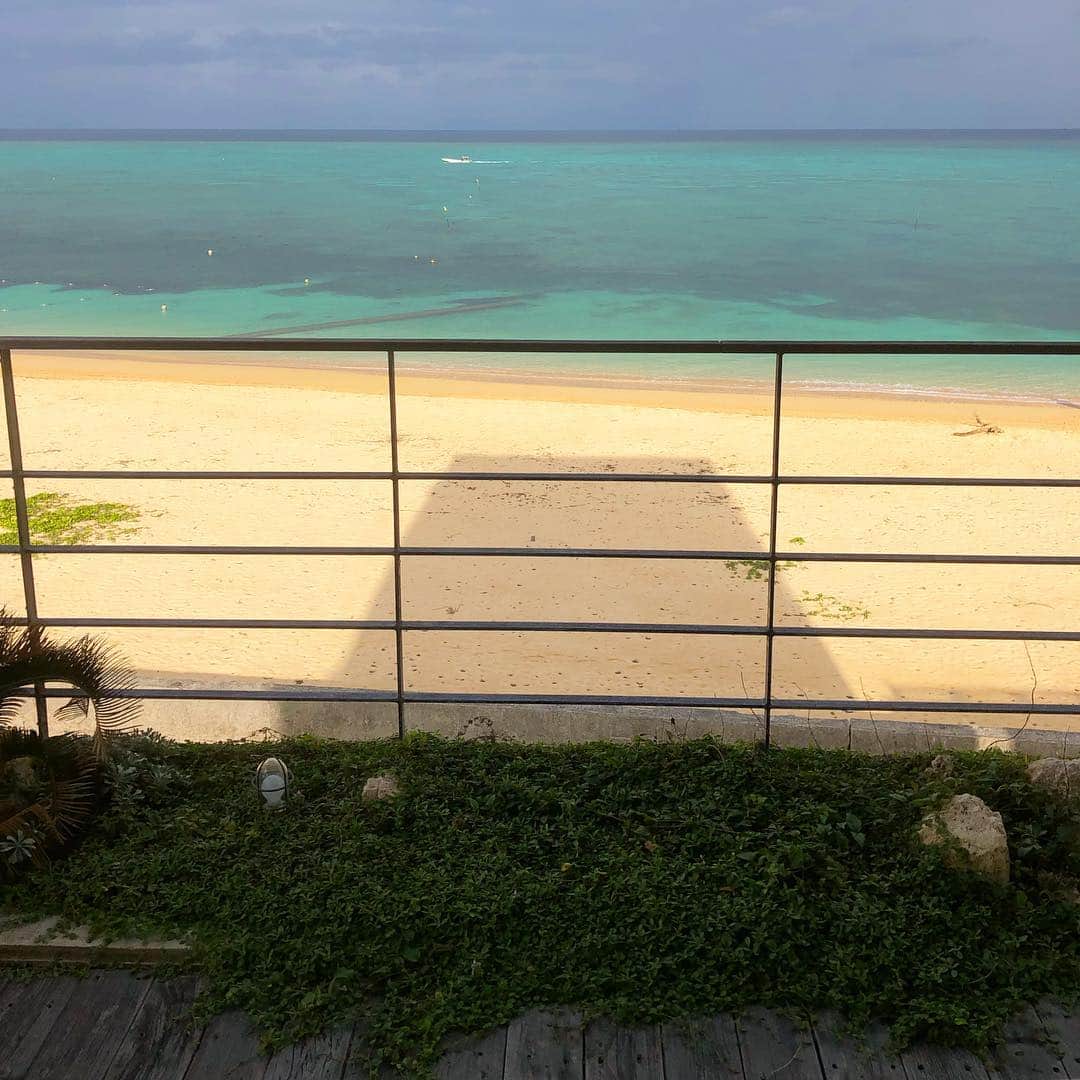 田中律子さんのインスタグラム写真 - (田中律子Instagram)「我が家のテラス✨ アイアンウッドと呼ばれる、硬くて重たい、うりんのウッドデッキ🙌素足で歩くのがとっても気持ちいい🌞そろそろオイル塗らなきゃだな🤔 波打ちぎわから、水平線まで、独り占めしたみたいに見えて大好きな場所🌞🏄‍♀️ 2枚めは朝陽を浴びてビーチに写った我が家の影🏠🌞 #okinawajapan  #mysweethome  #beachlifestyle  #海のある生活  #beachlife」1月20日 11時46分 - ri2kotanaka