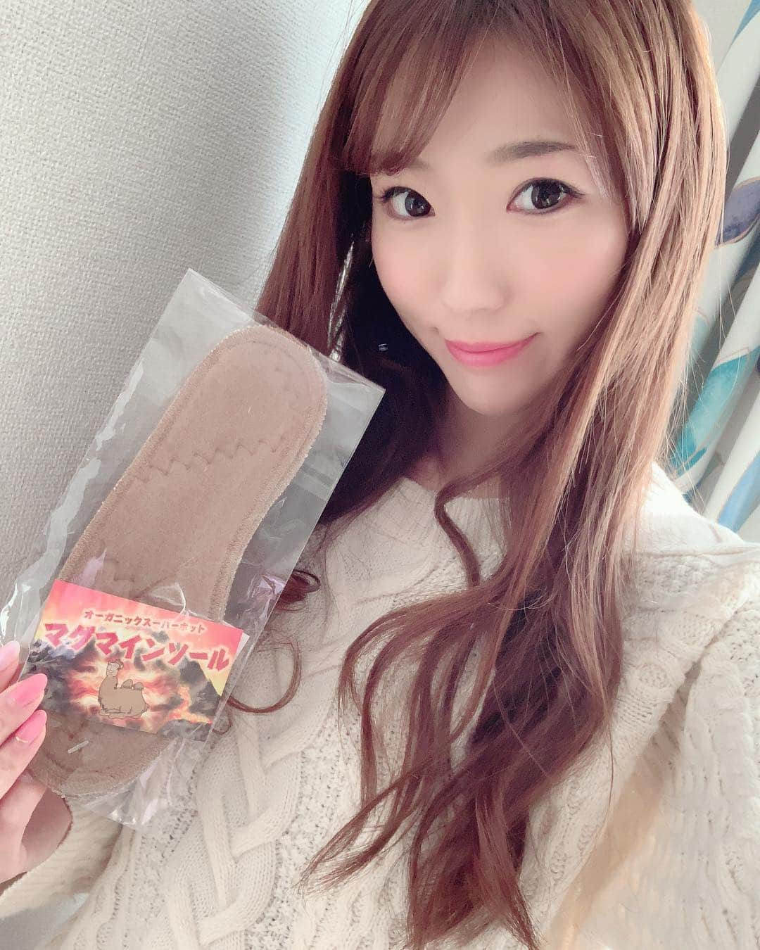 美波千夏さんのインスタグラム写真 - (美波千夏Instagram)「私の冷え対策の新アイテム❤️マグマインソール！名前からして熱そう🔥笑 これがまた効果抜群で！早朝からプレイするゴルフの時は欠かせないアイテムです⛳️スニーカーやブーツの時はこっそり忍ばせてます🥰 冷え性の方へのプレゼントとしても喜ばれそう🙌 さて今日は車でお出かけです🚗行ってきます♪ . . . @ettoya_mongolian_wool #オーガニックスーパーホットマグマインソール #マグマインソール #インソール #防寒 #温活 #pr #冷え性 #ギフト #プレゼント #ゴルフ女子」1月20日 12時00分 - chinatsu_minami