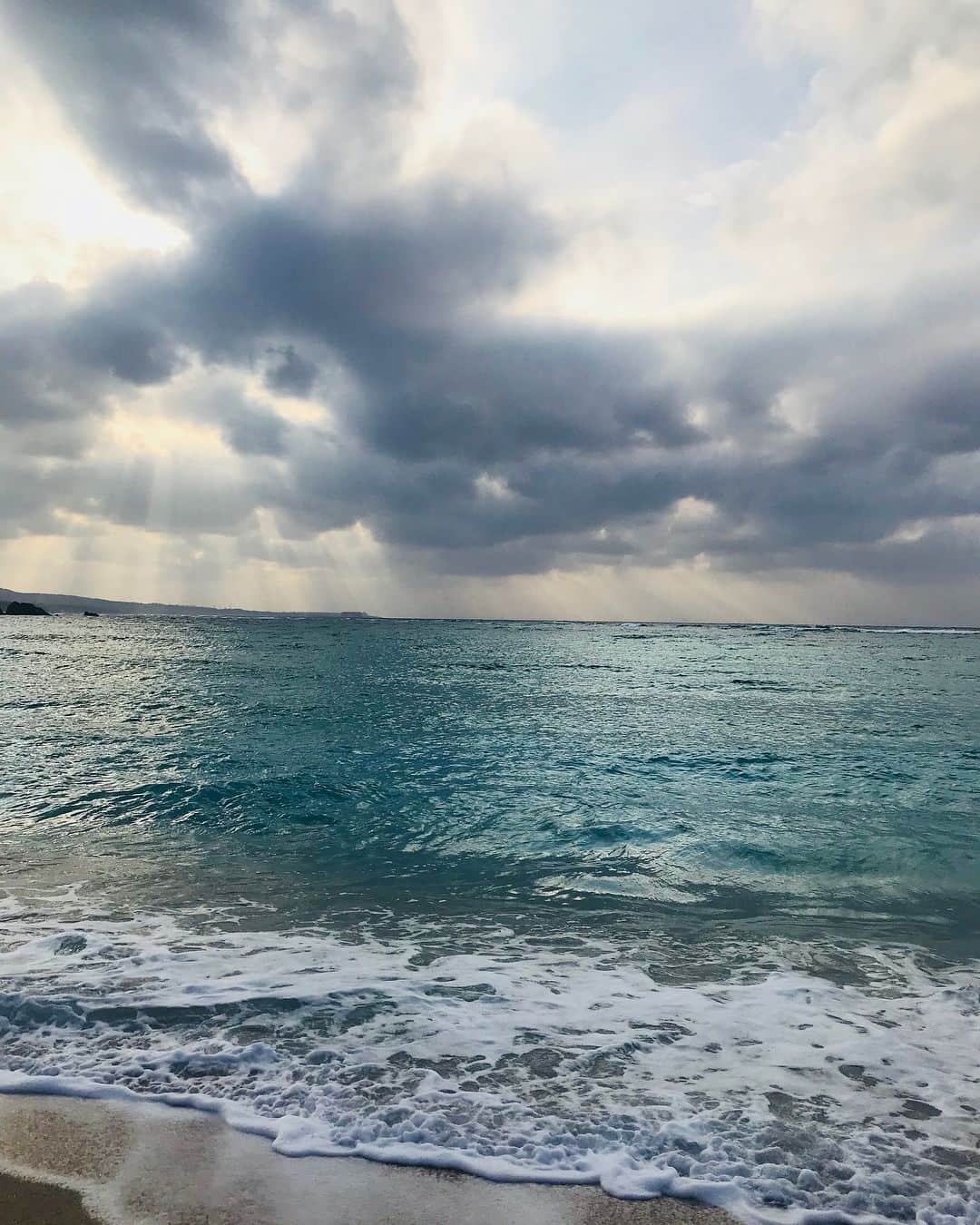 渡辺亜紗美のインスタグラム：「1枚目は「神様が写り込んでてもおかしくないよ」という写真で、2枚目は今日、3枚目は多分去年の今日あたりの写真です。という感じ☺︎☂️ #沖縄 #家族旅行 #ブセナ海中公園 #去年も今年も雨降らす」