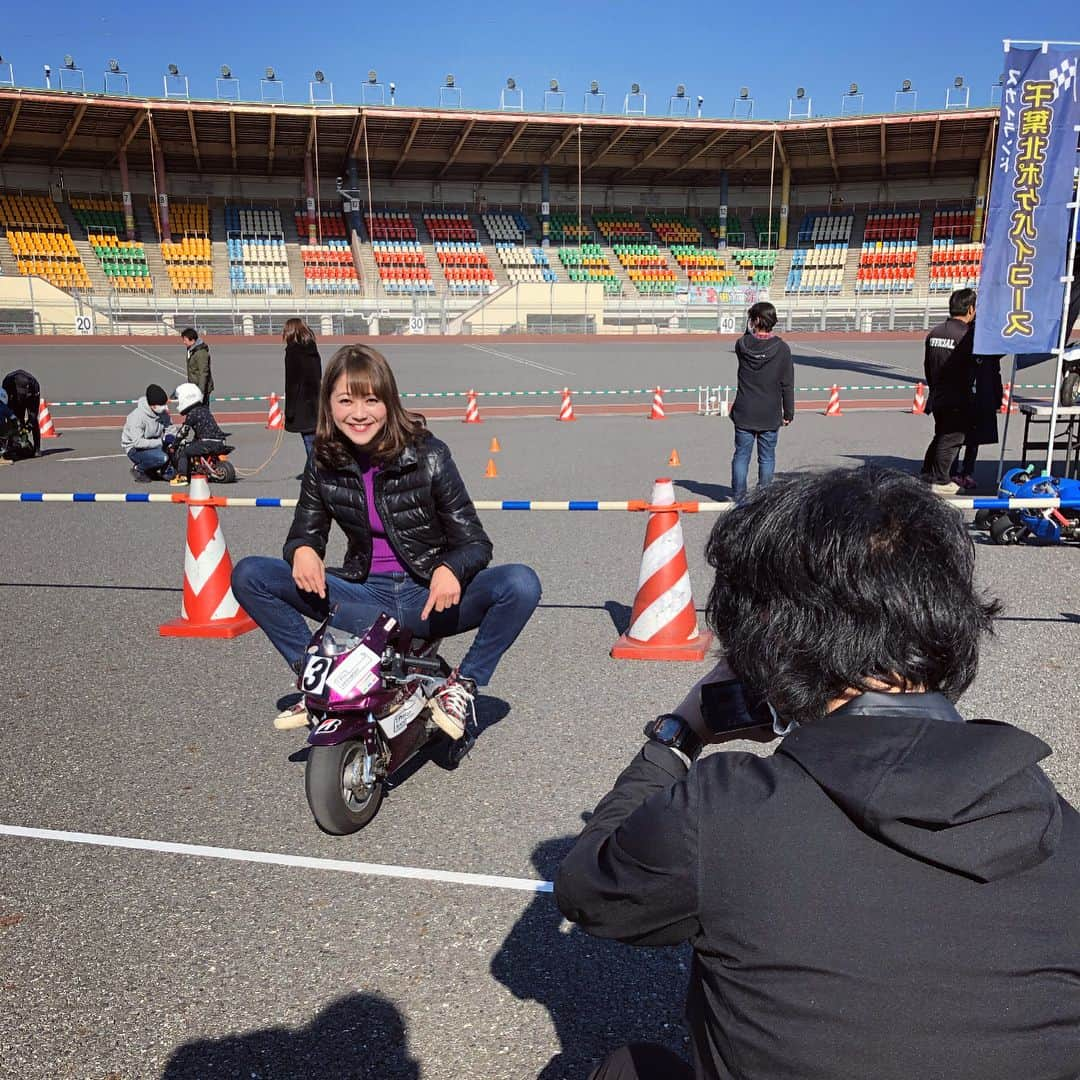 井上英里香さんのインスタグラム写真 - (井上英里香Instagram)「ポケットバイク♡  毎年恒例のポケバイレース開催❣️ . 今年は、イベントMCとリポーターのW担当でした☺️🎤 . . ハンデ80から追い込んで、接戦を制し、高木咲玖選手が見事優勝を飾りました💮💮 . おめでとうございます🏆✨ . . 私も例年通りポケバイチャレンジ👍🏻 . エキシビジョンレースに参加させて頂きました！！ . . この模様はテレ玉#バッハプラザ で後日放送予定です🌈🧸 . J：COMリポーターとして取材に来ていた#井上沙織 アナにも会えました😍 . . #テレ玉 #bach #バッハ #川口オート #青木治親 #bike #ポケバイ #mc #リポーター #ダブル #井上 #アナウンサー」1月20日 21時39分 - ribbonhome.erika