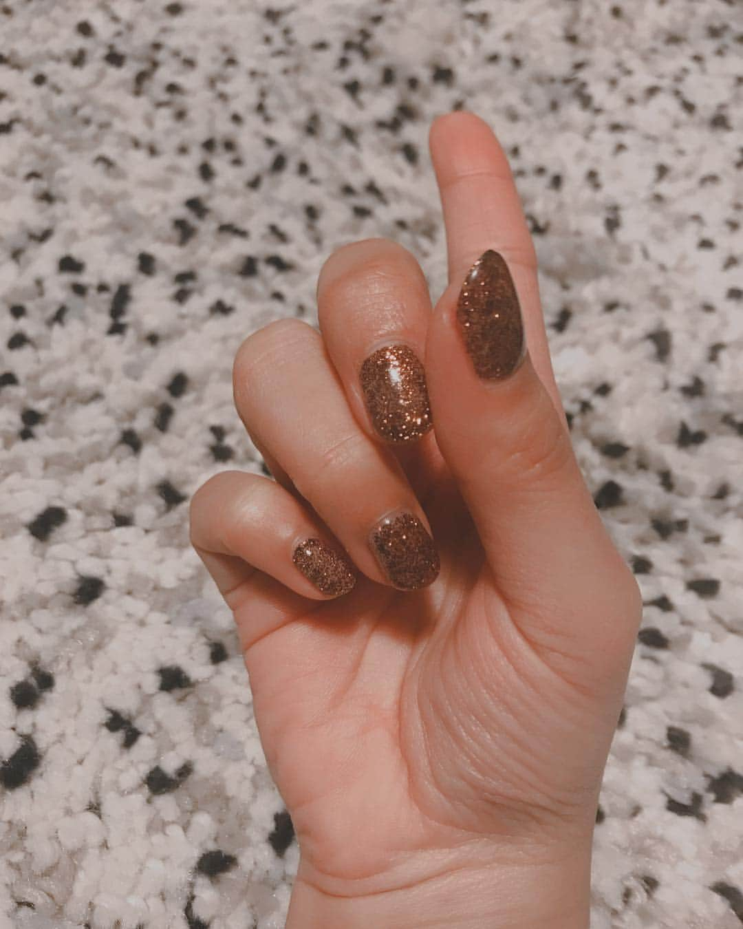 岡村明奈のインスタグラム：「久しぶりのジェルネイル☺︎ テーマ「THEONE」 #nail #ラメ #⭐️ #theone」