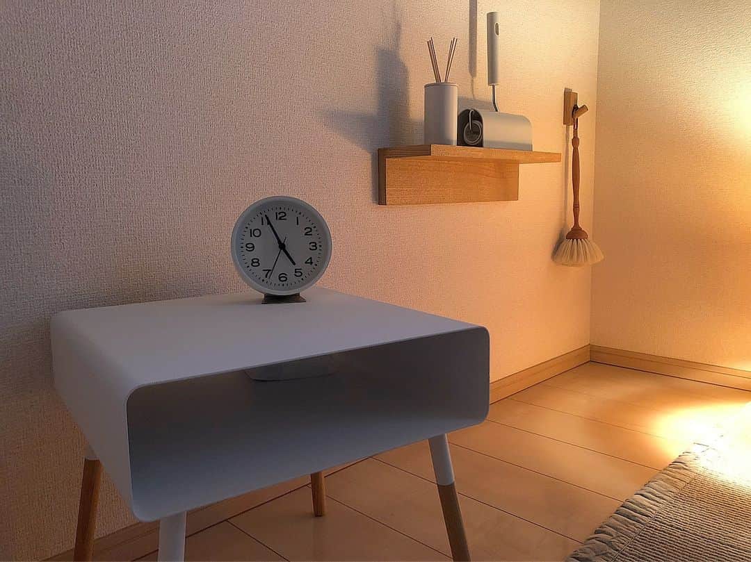 yuriのインスタグラム：「* 睡眠が浅くて寝てもちょっとの音ですぐ起きちゃう。 それも影響してるのか定期的にめまいで起きれなくなるという悪循環… * なので、私ひとりで寝てます。 娘は旦那と別の部屋。 * 娘はパパっ子だから、パパと寝れていつも嬉しそうですが。複雑。笑 * * すのこベッド脇に、サイドテーブル購入しました。 * 寝るときはさらに飲み物、リップ、イヤホンなど置いてます。 ここにぴったり収まるティッシュケースがほしいな。 * ほんとに何もない部屋だけど、それが落ち着く。 寝たり、電話したりするだけの空間だから(^^) * * * サイドテーブルはひなたライフさん @hinatalife で購入しました♡ * @yu.ha0314 プロフィールからとべます♡ * * http://www.instagram.com/hinatalife/ * **」