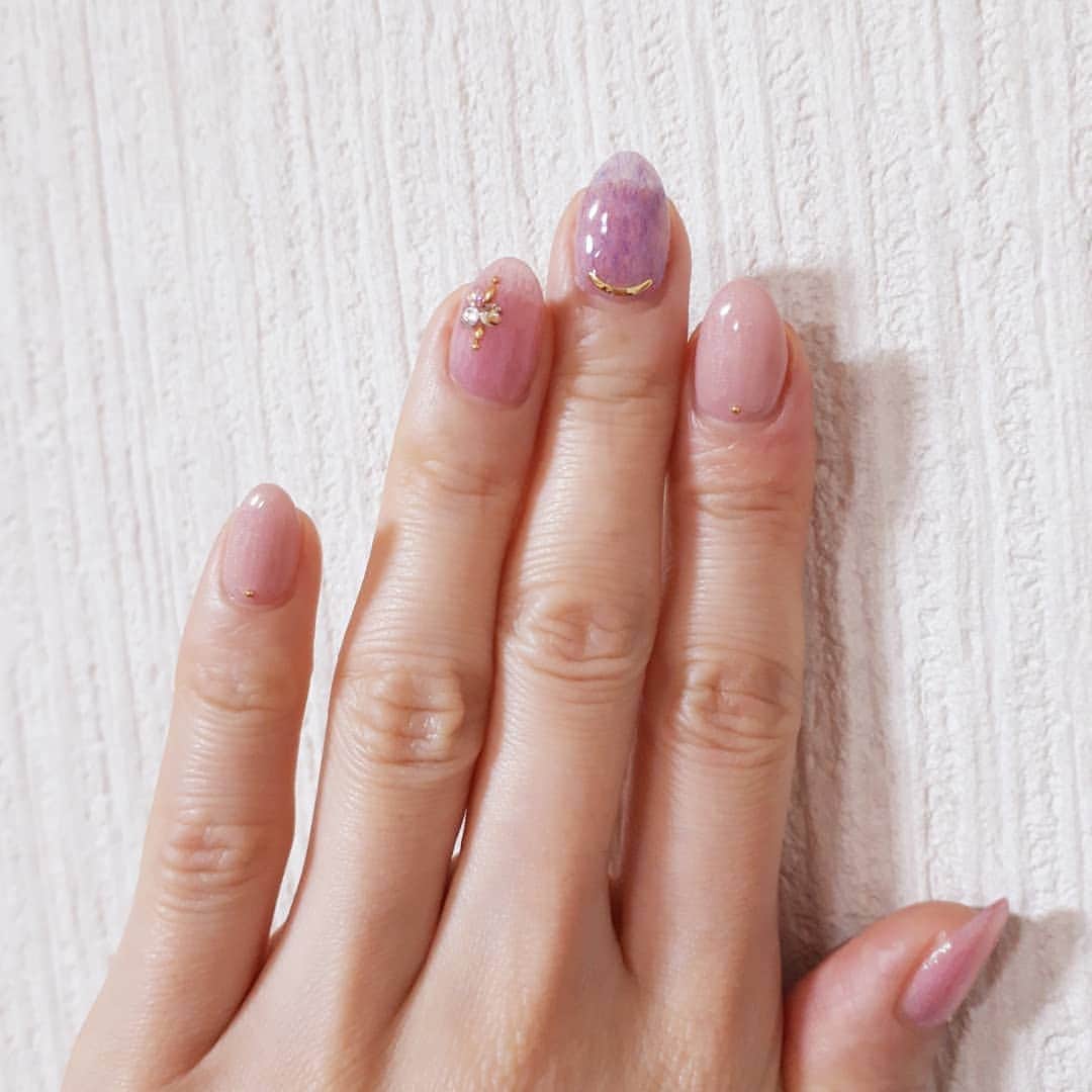 puni_punicoのインスタグラム：「✨今年初めてのネイルは#ファーネイル  に🙆♥️ ジェルの中にファーのような繊維が入ってるんです😳💓 ほっこりだけど透明感もあって可愛い😍💕 お気に入りです🙌✨ . #ネイル#ファー#シンプルネイル#冬ネイル#冬ネイルデザイン #ビジューネイル#デコパーツ#nailart #nail #handnail #アラサー#アラサーOL #ネイルアート#大人女子」