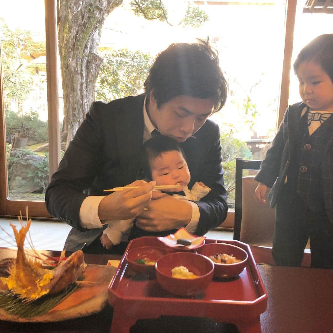 藤田裕樹さんのインスタグラム写真 - (藤田裕樹Instagram)「次男のお食い初めでした。  ちょっと奮発して、東京タワーの真下にある【とうふ屋うかい】さんに用意してもらいました。  見事な庭園と美味しいお料理で、次男より親が楽しんでしまいました。  そして厳かな雰囲気の中、鹿を被ってすいませんでした。笑  #鹿映え  #鹿stagram  #お食い初め  #とうふ屋うかい  #翁豆腐  #豆水とうふ  #ちゃんとして和食が久しぶり過ぎて  #夫婦で唸ってばっかりだった  #長男もただならぬ雰囲気と料理に緊張気味  #親を連れてきたいお店第1位  #なんのこっちゃわからん次男  #赤飯とか口にチョンチョンされる儀式  #大きくなれよ  #最後の写真は長男のお食い初めのときの #ほんとに良いお店でした  #世界平和」1月20日 22時51分 - fujiboy0730