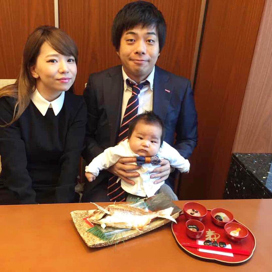 藤田裕樹さんのインスタグラム写真 - (藤田裕樹Instagram)「次男のお食い初めでした。  ちょっと奮発して、東京タワーの真下にある【とうふ屋うかい】さんに用意してもらいました。  見事な庭園と美味しいお料理で、次男より親が楽しんでしまいました。  そして厳かな雰囲気の中、鹿を被ってすいませんでした。笑  #鹿映え  #鹿stagram  #お食い初め  #とうふ屋うかい  #翁豆腐  #豆水とうふ  #ちゃんとして和食が久しぶり過ぎて  #夫婦で唸ってばっかりだった  #長男もただならぬ雰囲気と料理に緊張気味  #親を連れてきたいお店第1位  #なんのこっちゃわからん次男  #赤飯とか口にチョンチョンされる儀式  #大きくなれよ  #最後の写真は長男のお食い初めのときの #ほんとに良いお店でした  #世界平和」1月20日 22時51分 - fujiboy0730