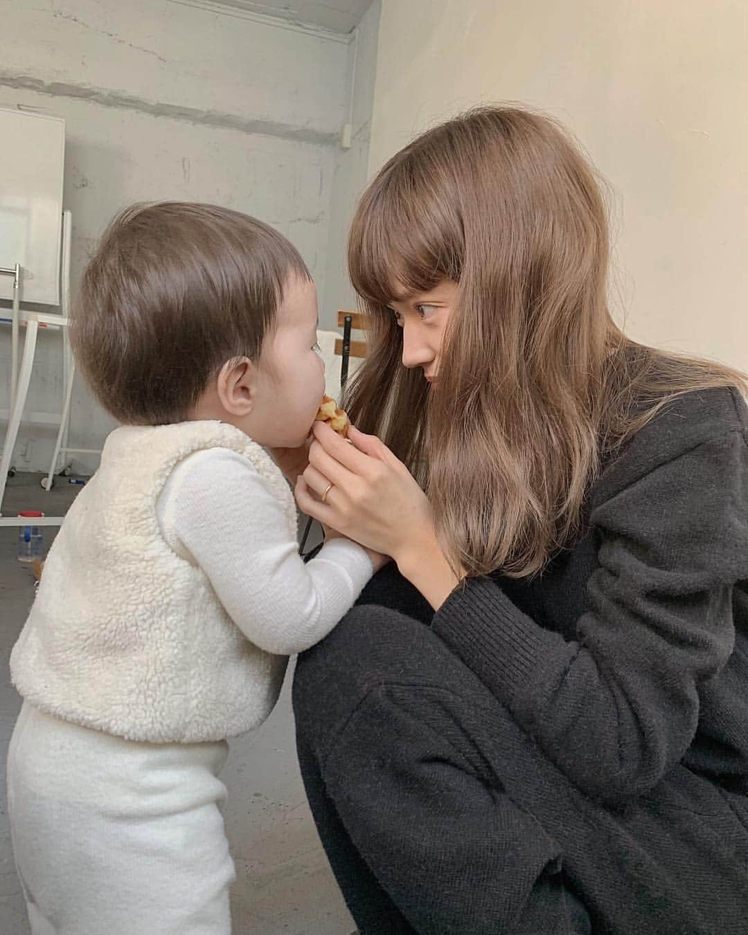 のインスタグラム：「ㅤㅤㅤㅤㅤㅤㅤㅤㅤㅤㅤㅤㅤ 食べれる分を口でちぎれるように。 (8本はえてます🦷) いただきますとご馳走様でしたを きちんと手を合わせてできるように。 嬉しいな〜。 ㅤㅤㅤㅤㅤㅤㅤㅤㅤㅤㅤㅤㅤ 珍しく黒を着ている本日は @calme_official の knit allinoneです🖤」