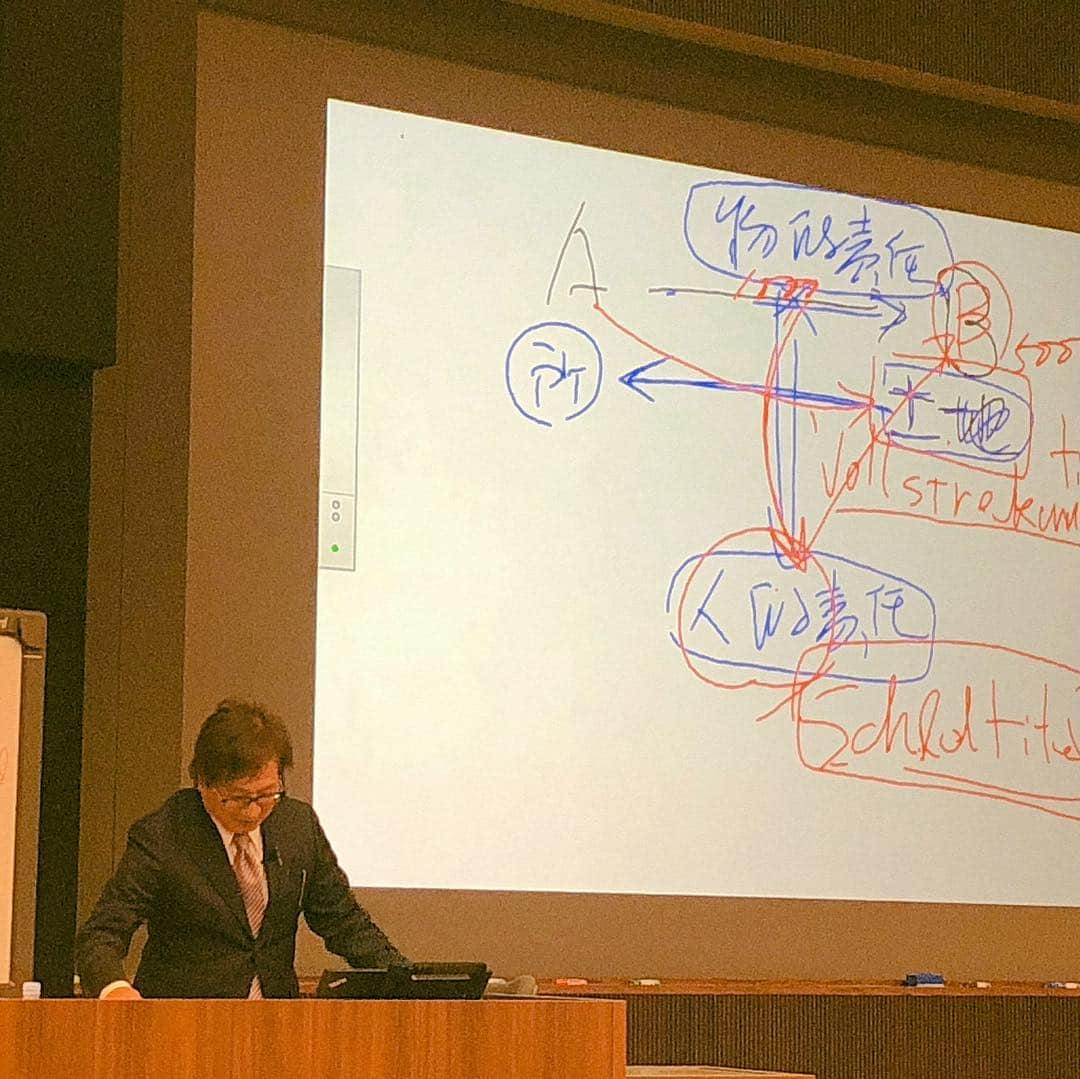 菊間千乃さんのインスタグラム写真 - (菊間千乃Instagram)「早稲田大法学部近江 幸治教授の最終講義に行って参りました。大学生の時はほとんど授業にでないダメな生徒だったのに、こうして卒業から20年経って、じっくり聞いているんですからねー。司法試験の民法は、近江先生の「民法講義」がお供でした。いつも助けてもらいました。 助手時代からいれたら、早稲田で40年の教員生活ですって。素晴らしいです。本当にお疲れ様でした！ #早稲田大学法学部 #近江 幸治先生 #最終講義」1月20日 14時17分 - kikuma_yukino