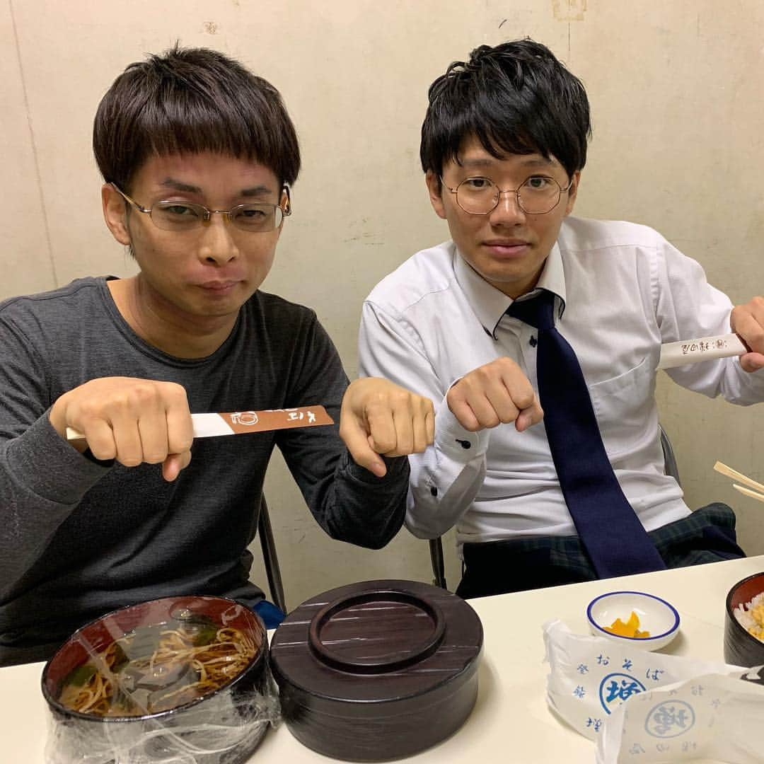 昴生さんのインスタグラム写真 - (昴生Instagram)「ルミネ合間！！ #バイク さんに #お蕎麦と天丼の出前 #ごちそうになりました！ #ありがとうございます！ #節約できます！ #まぁ亜生もいっしょにごちそうになったけど！ #亜生はめちゃめちゃBKB信者！ #どのテレビでもCM行く前とかBKBポーズしてた！ #NHKお笑い新人賞の時なんかは #漫才前の紹介Vで #BKBポーズしてた！ #そこはもうバイクさん以外やったらあこんとこ！ #ただそれを反省して #今は全くやってない！ #それをバイクさんは寂しかってた！ #だから今日こそBKBでツーショット！  #LINE家計簿バトル #LINE家計簿 #PR」1月20日 14時41分 - mikikousei