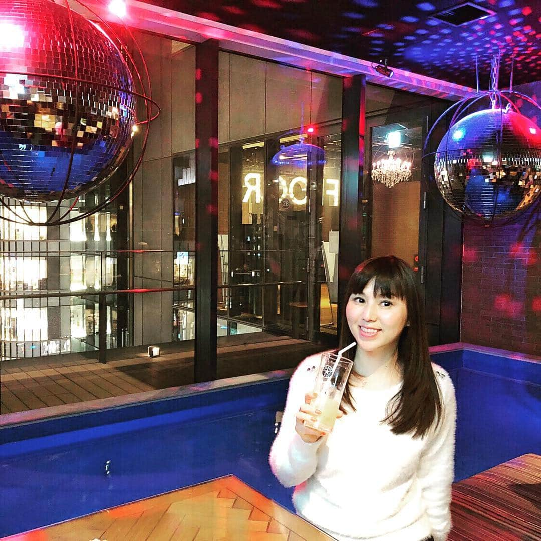 上原みなみのインスタグラム：「昨夜はグランフロント大阪へ。 店内のプールサイドでBBQ気分🍖 #グルメ #大阪 #OSAKA #BBQ #肉 #ディナー #dinner #グランフロント大阪 #japan #fashion #fashionista #fashionable」