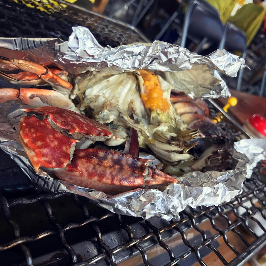 TOGGYさんのインスタグラム写真 - (TOGGYInstagram)「豊前うみてらすにてシーフードBBQ🦐  初代CROSS FMファーム管理人だったサトミさんと10ヶ月ぶりのご対面！  #toggy #buzen #fukuoka #japan #seafood #bbq #bluecrab #oyster #blueseacucumber #umiterasu」1月20日 16時47分 - dj_toggy