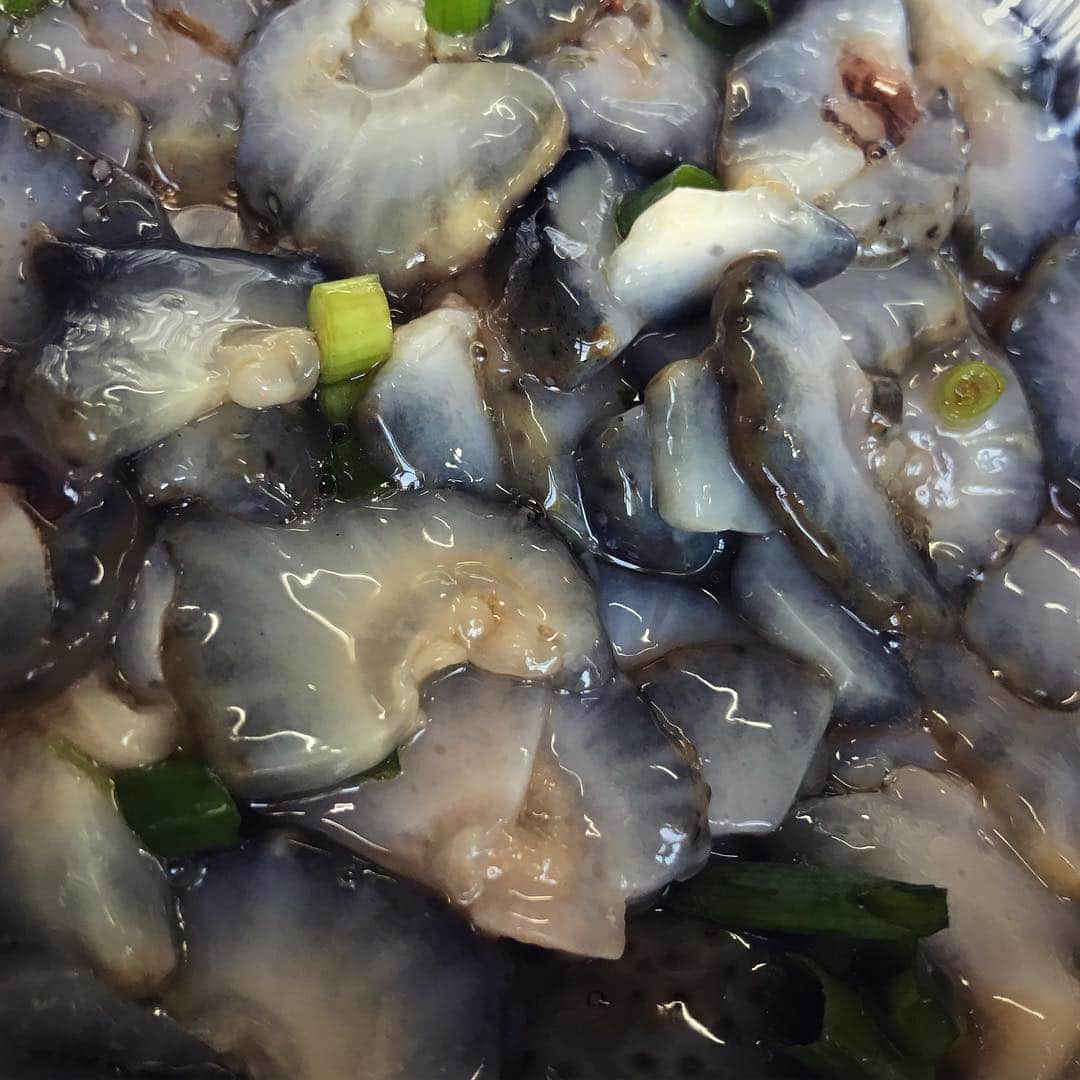 TOGGYさんのインスタグラム写真 - (TOGGYInstagram)「豊前うみてらすにてシーフードBBQ🦐  初代CROSS FMファーム管理人だったサトミさんと10ヶ月ぶりのご対面！  #toggy #buzen #fukuoka #japan #seafood #bbq #bluecrab #oyster #blueseacucumber #umiterasu」1月20日 16時47分 - dj_toggy