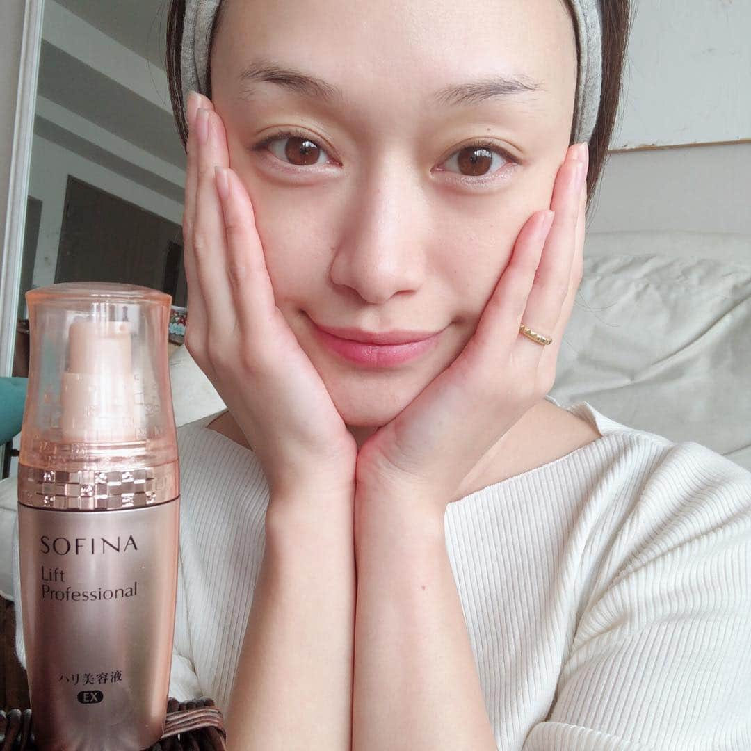 のインスタグラム：「30代後半になって、肌のハリが欲しい〜と思うこの頃😣 ・ ◾️ソフィーナ ハリ美容液EX を数日使ってみた！！ ・ ハンドプレスした後の肌は、 吸い付くほど、もっちり✨ メイクのりもいい感じ😌 つけた後に肌がふんわりした気がしてます。 ・ 年齢と共に、少しづつ肌の変化に敏感になってきたけど、 だからこそ、効果を期待しちゃう😌 理想の肌に近づくと、自然と表情も明るくなりますね✨ ・ 抽選で10万名様に！ 3日間体験サンプルプレゼント‼️ 2019年2月28日まで‼️ ・ https://kao-sofina.com/lift_cp_201810/?cid=lp_mineig_1901y @liftpro_hari_jp ・ #ハリだったんだ #ソフィーナ #ハリ美容液 #美容液 #リフトプロフェッショナル #ソフィーナ_pr #instagood #instabeauty #beauty #love #skincare #셀스타그램 #셀피 #셀카 #일상 #데일리 #뷰티 #미용 #좋아요 #화장품」