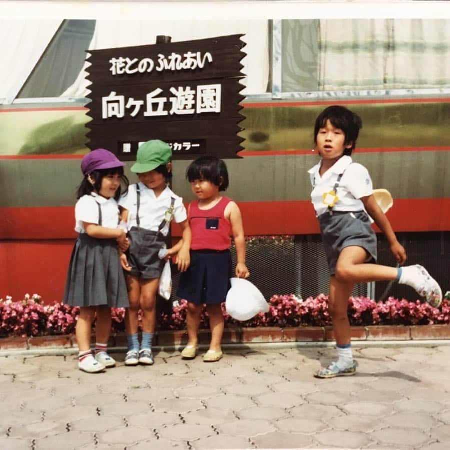浅井優のインスタグラム：「高いところからすみません！！ 本日、 『あさいの誕生日』 です！！ 写真は３〜４歳のときのもので、  あさいは一番右の子供です！！ #子供のときはこんなに可愛かった写真。。。 #と言いたいところだが #子供のときから大きくて #可愛さゼロ。 #人生で可愛いと言われる時間が短すぎ #ってか言われた記憶ない #同級生と思われる子供達が引いてる #こんな小さい子達でも引くんだなぁ #と感心。。。 #三人の子たちが #デカイって４歳にしてはアサイよね #いや、逆！！逆！！ #アサイって４歳にしてはデカイよね #が正解でしょ！！ #という声が聞こえてきた気がした。 #あさいは #ただ仲良くなりたかっただけなのに、、、 #物語に出てくる優しいバケモノのセリフ。。。 #みなさんにはそれぞれの子が何て言ってるように見えるのだろうか？ #アサインスタワー #別世界へようこそ #高いところからすみません！！ #あさいが一番右の子供という説明いらない #言われなくてもわかる #あさいタワー」