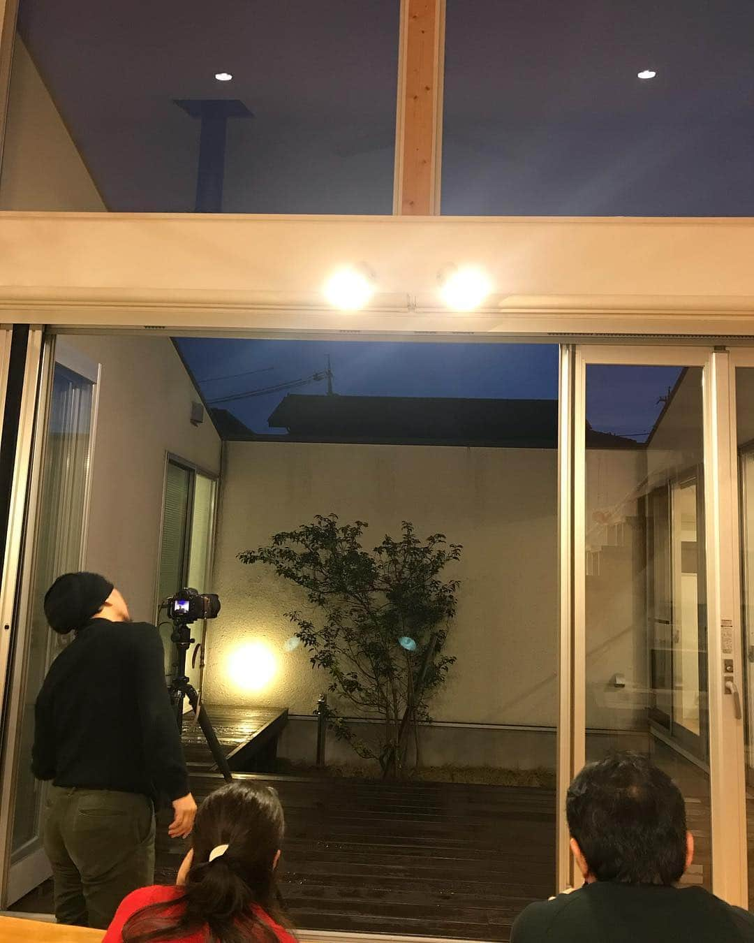 Miyazakikoumutenさんのインスタグラム写真 - (MiyazakikoumutenInstagram)「3軒目🏠 みんなで雲待ちのようです☁️ #撮影 #ソラマド #ソラマドの家 #soramado #soramadofamily #soramadomie #☁️」1月20日 17時48分 - soramadomie