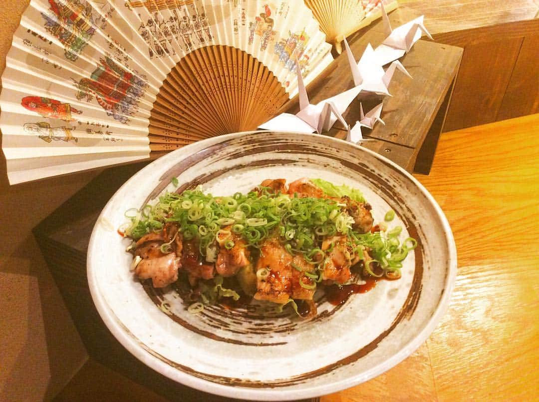 泳ぎイカ 九州炉端　弁慶 姫路店のインスタグラム：「こんばんは！弁慶姫路店です！寒い日が続いてますが、いかがお過ごしでしょうか？体調には気をつけてくださいね😌こちらはとりももの山賊焼になります！是非お召し上がりください💁‍♂️✨ #弁慶 #姫路 #駅前 #食べ放題 #飲み放題 #居酒屋 #姫路居酒屋」
