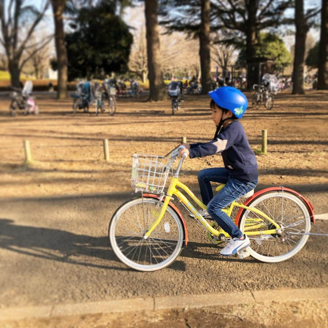 岡部玲子さんのインスタグラム写真 - (岡部玲子Instagram)「今日は暖かかった〜っ☺️ 子供達とちょっとだけ公園へ✨ 息子は自転車をお借りしてサイクリングコース🚴‍♂️ そろそろこのくらいの20インチか22インチの自転車にしてあげないと…流石に16インチはもう可哀想だなと😅 試しに乗ってみてよかった〜っ💨 娘はお兄ちゃんのボールとリュックを背負ってご機嫌‼️ 何でもお兄ちゃんと同じことをしたいのです☺️ 最後の写真はSNOWで撮られていた写真📸 なんだか2人とも顔がちょっと違うけど…😁💦記念に保存📱✨ なんだかんだで1日が終わり〜っ💨  競馬は東海ステークスだけ当たったけれど😅AJCCはダメだった…😭 #岡部玲子 #子育て #主婦 #アラフォーママ #タレント #レポーター #子育て奮闘中 #競馬キャスター #39yearsold #公園day #前髪が定まらない #抜け毛が激しい #mama #talent #reporter #instagood #f #japanese #winter #happylife #love #horseracing #announcer」1月20日 18時04分 - reiko_okabe