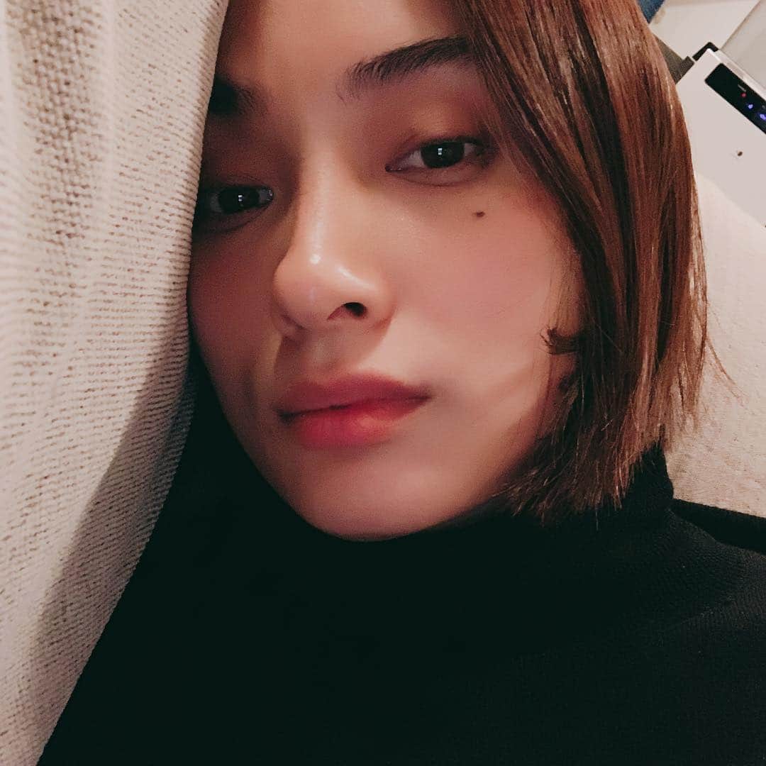 小濱なつきのインスタグラム：「眠いものは眠い、日曜日💤 #sunday #bobhair #冬眠」