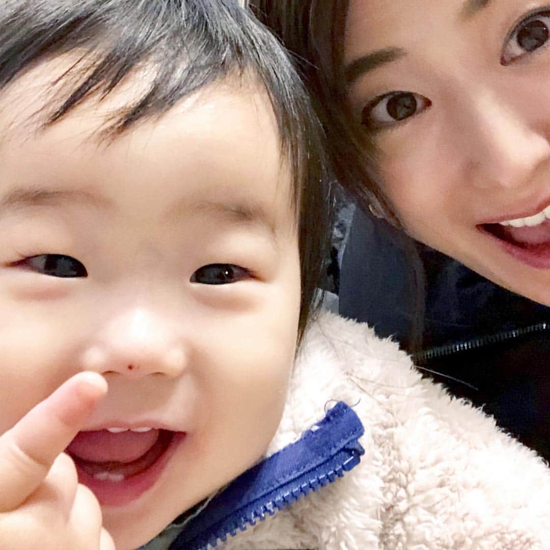 乾亜由美のインスタグラム：「息子がだんだんとカメラ好きになってきました。 インカメにすると喜ぶ♪  オモチャを片付けたり、踊ったり、知らない間に出来ることが増えていてビックリ＾＾ #1歳2ヶ月」