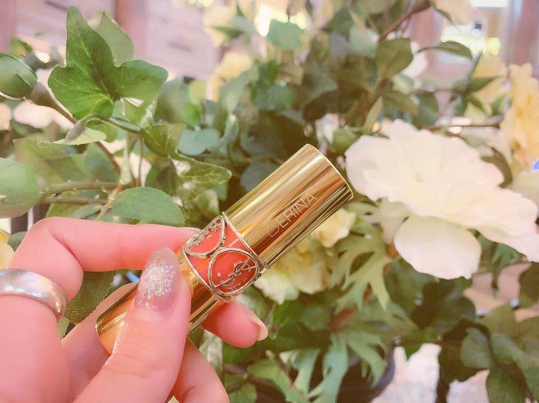 中山絵梨奈のインスタグラム：「初めて名前入りリップ貰った🎁 特別感あって嬉しい😌💐 色も可愛い♥︎ #lipstick #yslbeauty」