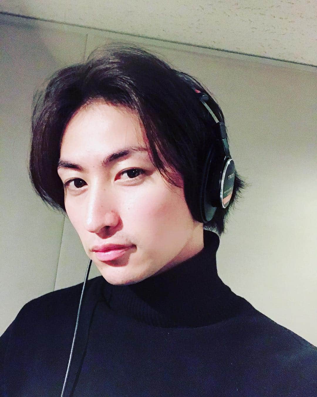 のインスタグラム：「🔥🎧🎧🎧🎧🎧🎧🎧🎧🎧🎧🎧🔥 #ヘッドホンとタートルネック #雑誌の一番後ろにのってるやつとはちゃうぞ #めっちゃ髪伸びた」