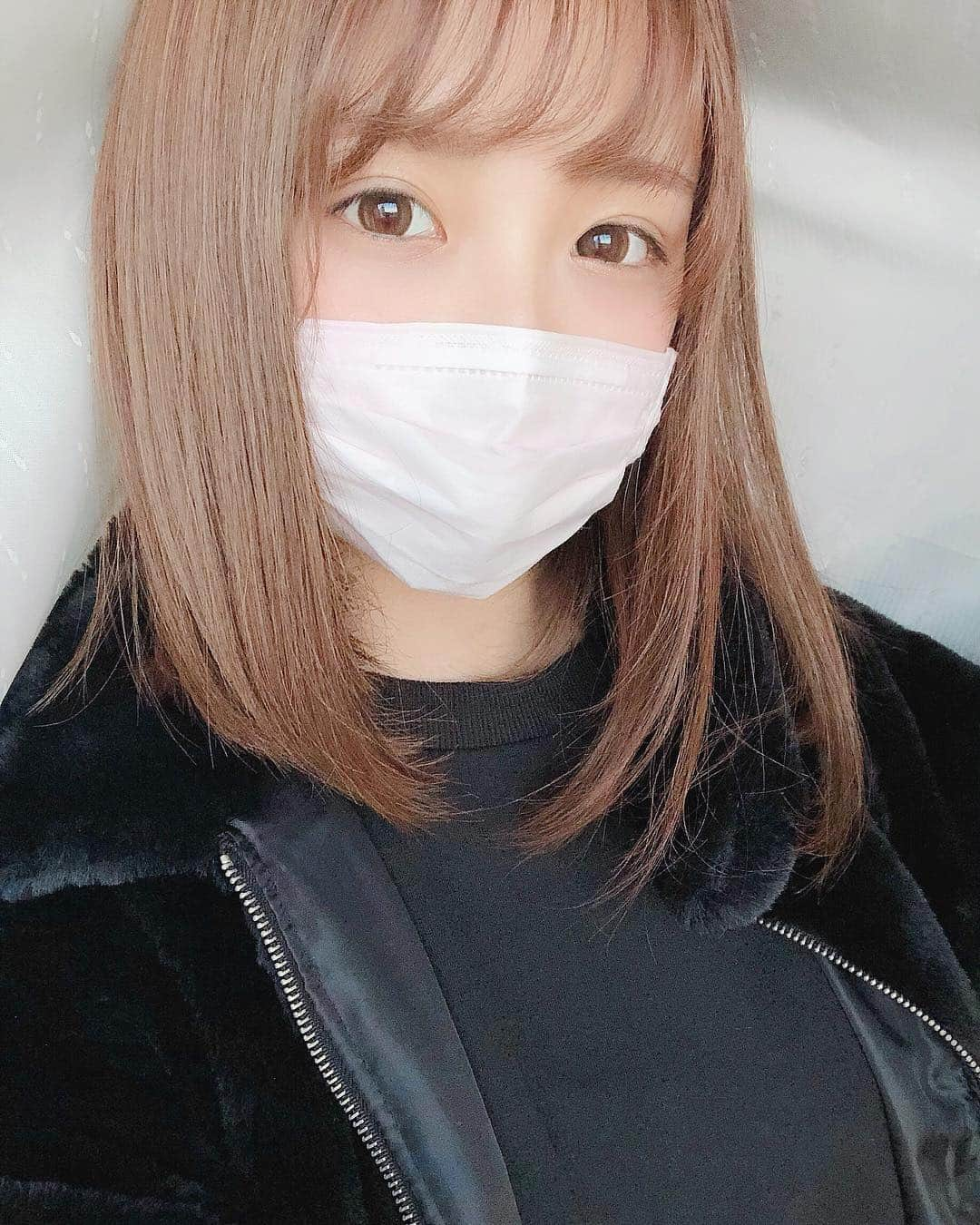 伊藤愛真さんのインスタグラム写真 - (伊藤愛真Instagram)「. 久々に、1日中すっぴん〜 新しい家に引越したよ🐥 . 引越し作業で痩せた気分🐷 .  今日は家族でお酒飲んだから ジムは休憩〜！ . みんな何してる？ . ー 今日食べたもの 朝 おにぎり1つ 昼 ハンバーグ 夜 おつまみ お酒1杯 . .」1月20日 19時59分 - __emagram