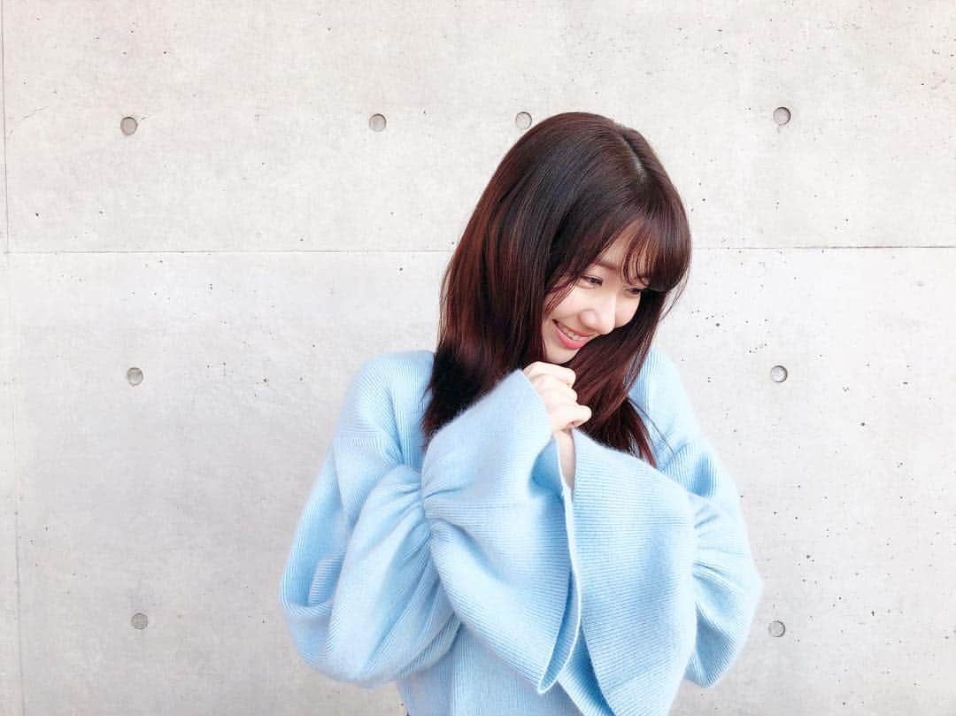 柏木由紀さんのインスタグラム写真 - (柏木由紀Instagram)「. このお洋服は袖が長くて大きいから 必然的に萌え袖になるのです🤭 とっっても珍しく水色の服。 .」1月20日 20時20分 - yukikashiwagi_official