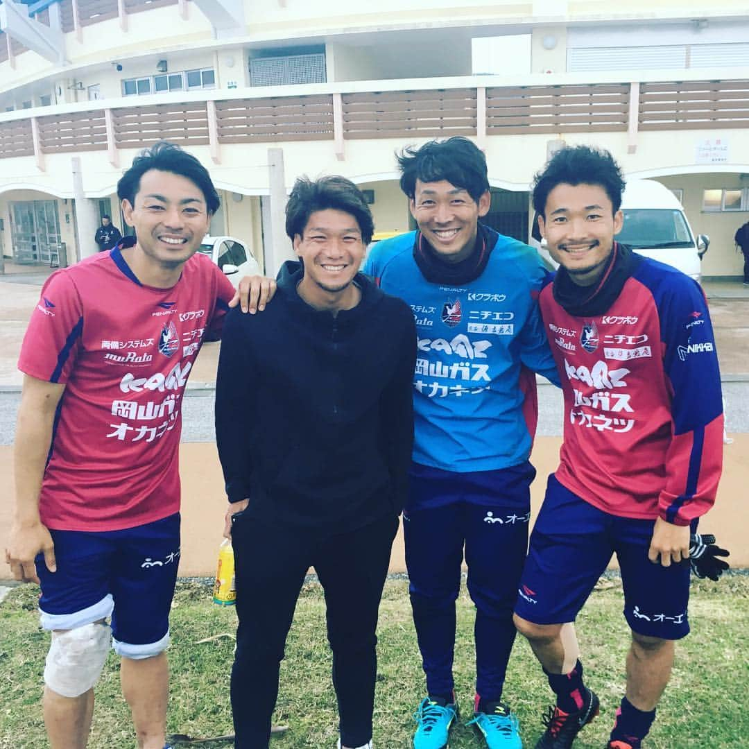 上里一将さんのインスタグラム写真 - (上里一将Instagram)「day off  沖縄キャンプ中 ファジアーノ岡山さんにて。  #沖縄県 #赤間総合運動公園 #ファジアーノ岡山 #赤嶺真吾 #金山隼樹 #喜山康平 #FC琉球 #上里一将 #お疲れのところ写真までありがとうございます」1月20日 20時38分 - kazumasa_uesato20