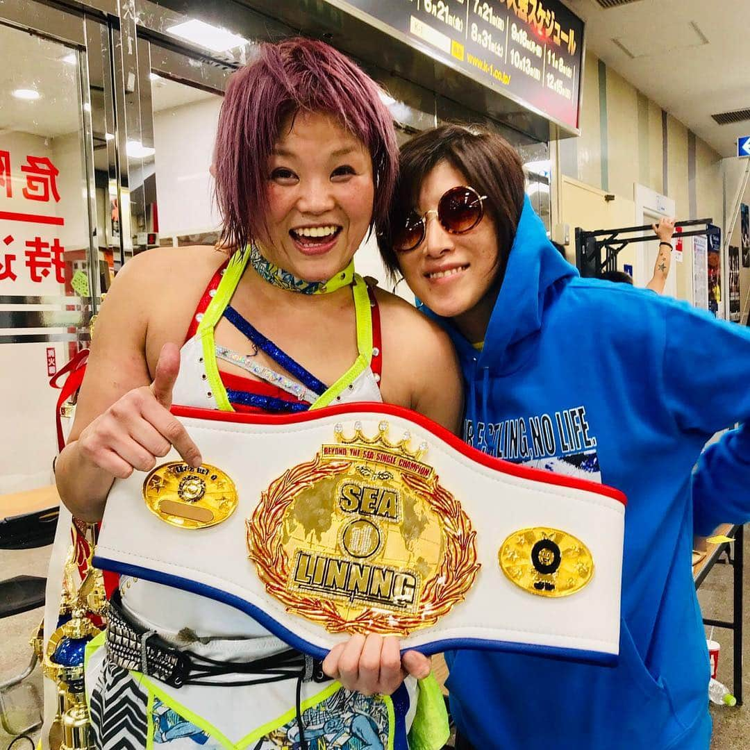 YU-KIさんのインスタグラム写真 - (YU-KIInstagram)「お友達のプロレスラー　#高橋奈七永選手 の応援へ！#後楽園ホール 女子プロ観戦は何十年ぶりだろう？ようやく応援に行けました。 世志琥(yoshiko)選手もね。 試合中は以外はみんな穏やかで普通の女性なの。😊 ベルトがかかってた試合もあって、場外も🕺あったんだけど、 我ながら避難うまかった。w 命かけて闘うリング上の女性達はとても美しく、逞しくもあり、 尊敬でしかない。元々奈七永選手の友達だから　#SEAdLINNNG のgoodsを身につけて観戦！。 彼女は知ってるけど、レジェンド#堀田祐美子選手 とも お話させて頂いて。彼女達のスタッフさん含め エネルギーのプレゼントをもらったってことかな。 楽しいし、ドキドキするし、😳技読んだりしつつ、 心からRespect。そんな私はガンバるというより、 チャレンジャーでいたいと再認識できた試合内容だった。 百聞は一見にしかずという宝だね。⭐️ 1人だけ堀田選手のオーラは違ったなぁ。 Play然り超カッコいい❣️❣️ #ブルーパーカーは奈七永ちゃんのグッズ #いい色 🥰 #protesting  #SEAdLINNNG #高橋奈七永 #堀田祐美子 #世志琥 #trfyuuki #trfyu_ki #sports」1月20日 20時47分 - yuuki.trf.1912