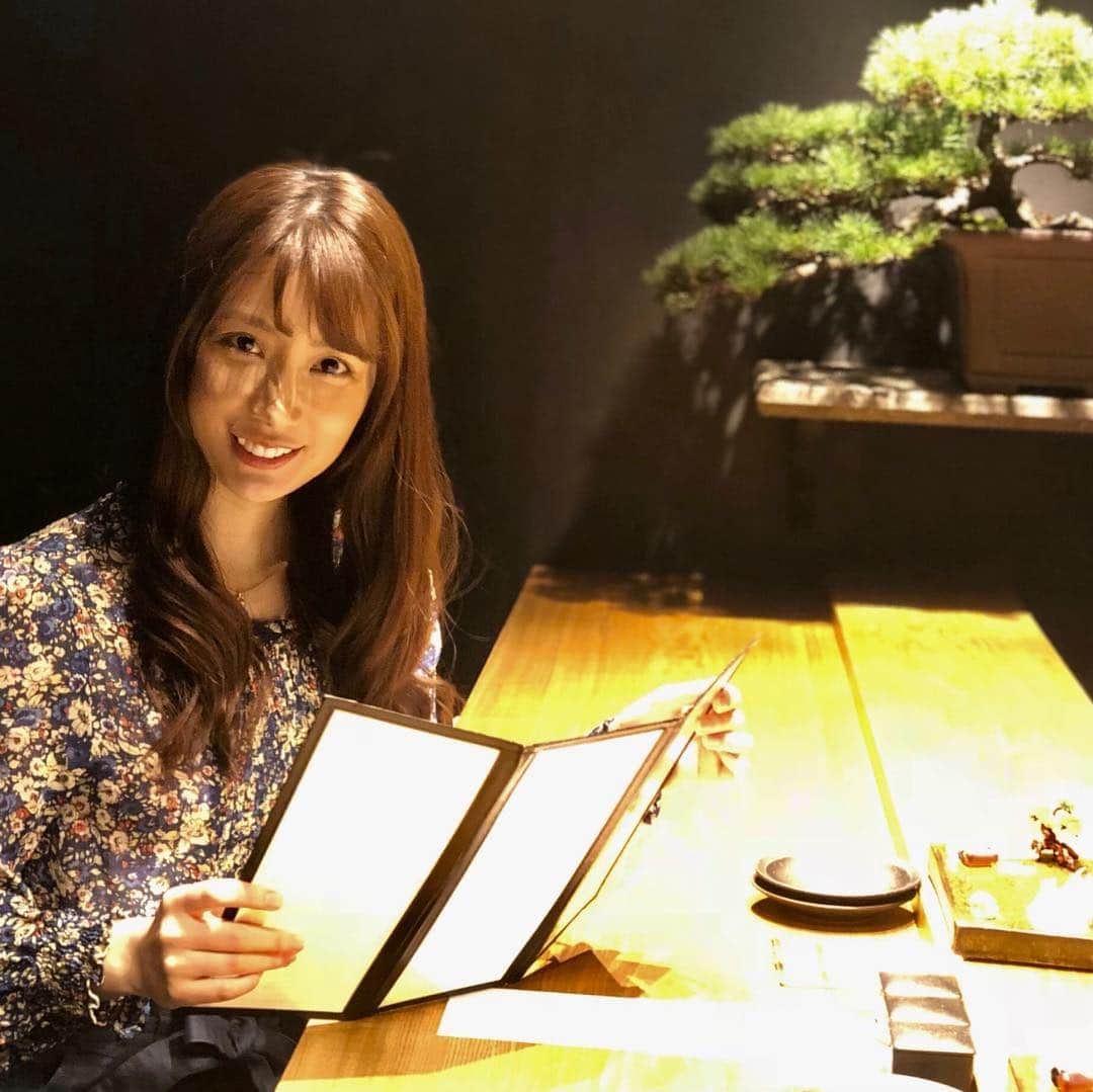 中川杏奈さんのインスタグラム写真 - (中川杏奈Instagram)「いつの日かのDineの撮影✨ 焼肉が食べたくて焼肉のこと考えたら、まだ撮影の写真まだまだ載せてないことに気づいた💦 ここプライベートでも来たことあるけど本当美味しいんです😻 全席カウンターで一枚ずつ焼いて出してくれてちょっとずつたくさんの種類のお肉が食べられるから得した気分になれる(^^)🍴 最後の写真はすき焼き用？のお高かそうなお肉をさっと炙ってもらって卵をつけて食べるの✨✨ 途中のスープやシメの肉寿司やガーリックライスなど、最後まで美味しいのがいぐちの特徴だと思う😻 デートで行くのはもちろんおすすめだけど、女性同士でも行きたいな💓 もはや一人でも行きたい！ カウンターだからいいかな？？笑 : #焼肉いぐち #焼肉いぐち中目黒  #dine新CM  #dineデート #マッチングアプリ #出合い系 #dine #iphoneポートレート #撮影 #グルメロケ #東京グルメ #中目黒グルメ #東京焼肉 #焼肉デート #デート #おすすめアプリ #おすすめマッチングアプリ  #今年はDineデートっていう言葉を流行らせたい : 全然関係ないけど、1月に入って右足ふとももがピリピリ痛痒いのが何日か続いてリンパ節が腫れて痛くて、と思ったら小さい湿疹が出来て… なんの病気かわからなくて血液検査したりいろんな科をまわって最後皮膚科に行った時にようやく帯状疱疹ってわかりました(O_O) 私は軽い方で湿疹出て72時間以内に薬を飲めたので湿疹も広がらなかったけど、重度だと入院したり、湿疹は治っても神経痛が何年も何十年も続くこともあるそう(>_<) 水ぼうそうになった人は誰でもなりえる病気なので、いつもと違う体にピリピリした違和感や湿疹が出来たらすぐ皮膚科に行って下さいね✨ : #早く完治したい（ ; ; ） #帯状疱疹 #帯状疱疹後神経痛 #帯状疱疹静養中  #やっぱり健康が一番 💖 #健康じゃないと美味しいものが食べられない！！」1月20日 20時55分 - annanakagawa0228